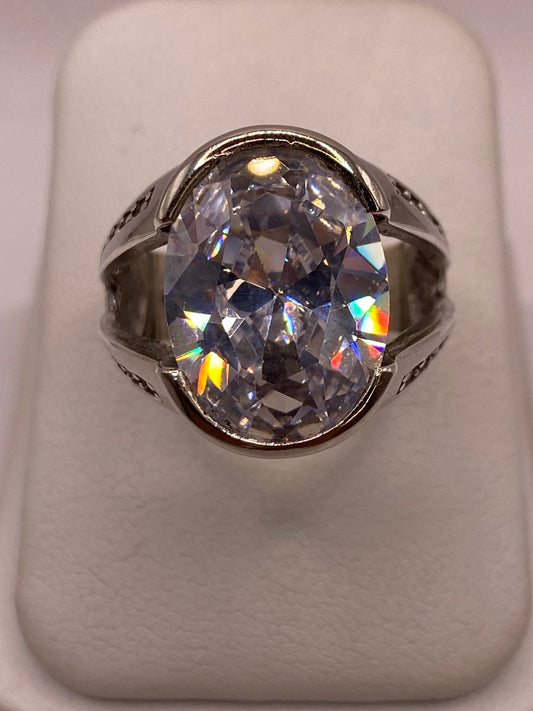 Anillo Elegante Ovalado con Zirconia Brillante en Plata Ley 925
