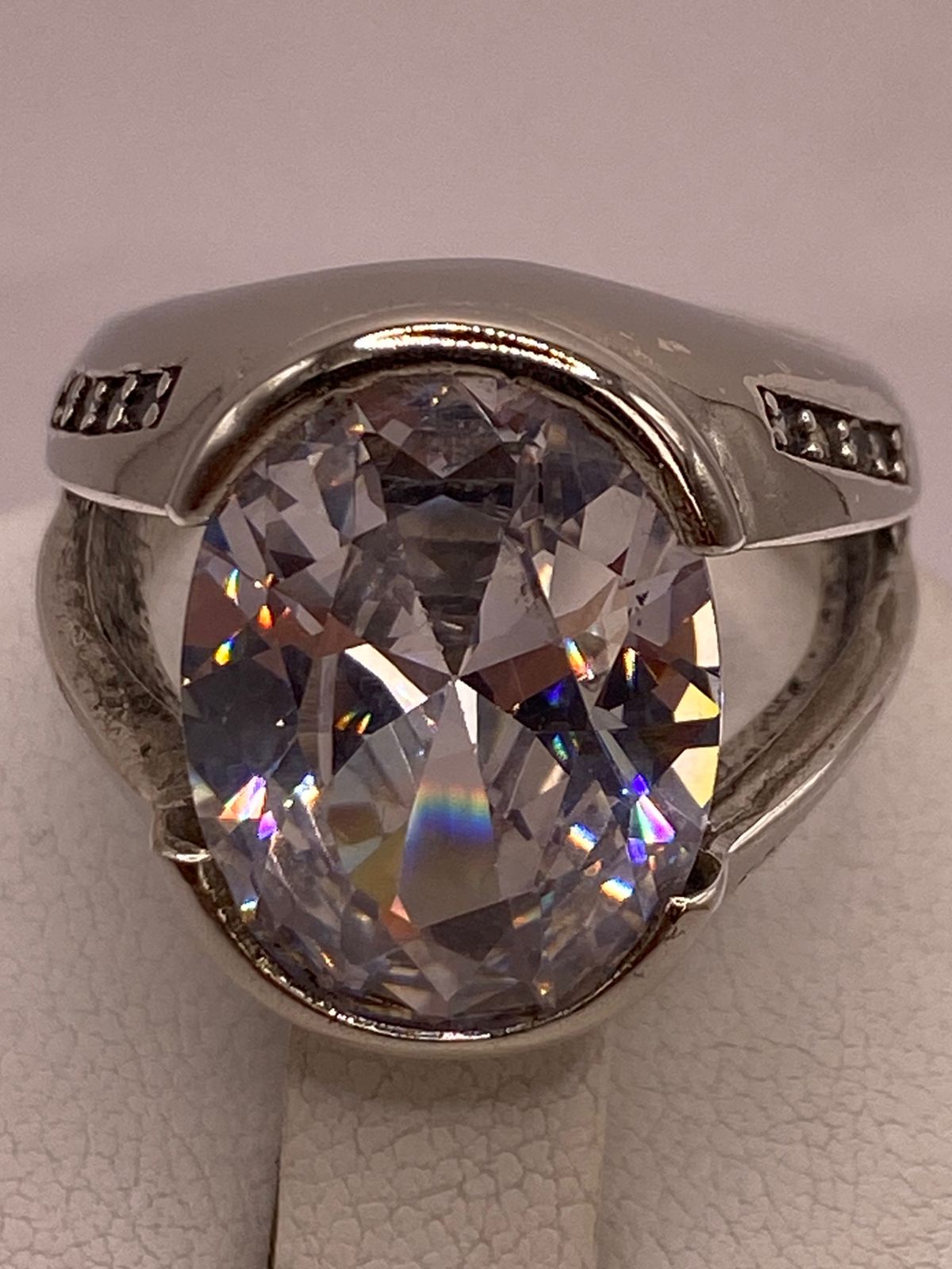 Anillo Elegante Ovalado con Zirconia Brillante en Plata Ley 925