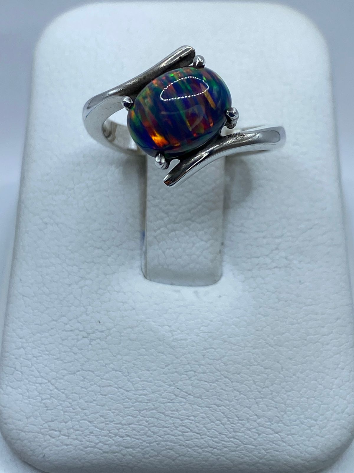 ANILLO ELEGANTE DE PLATA LEY 925 CON ÓPALO DE FUEGO