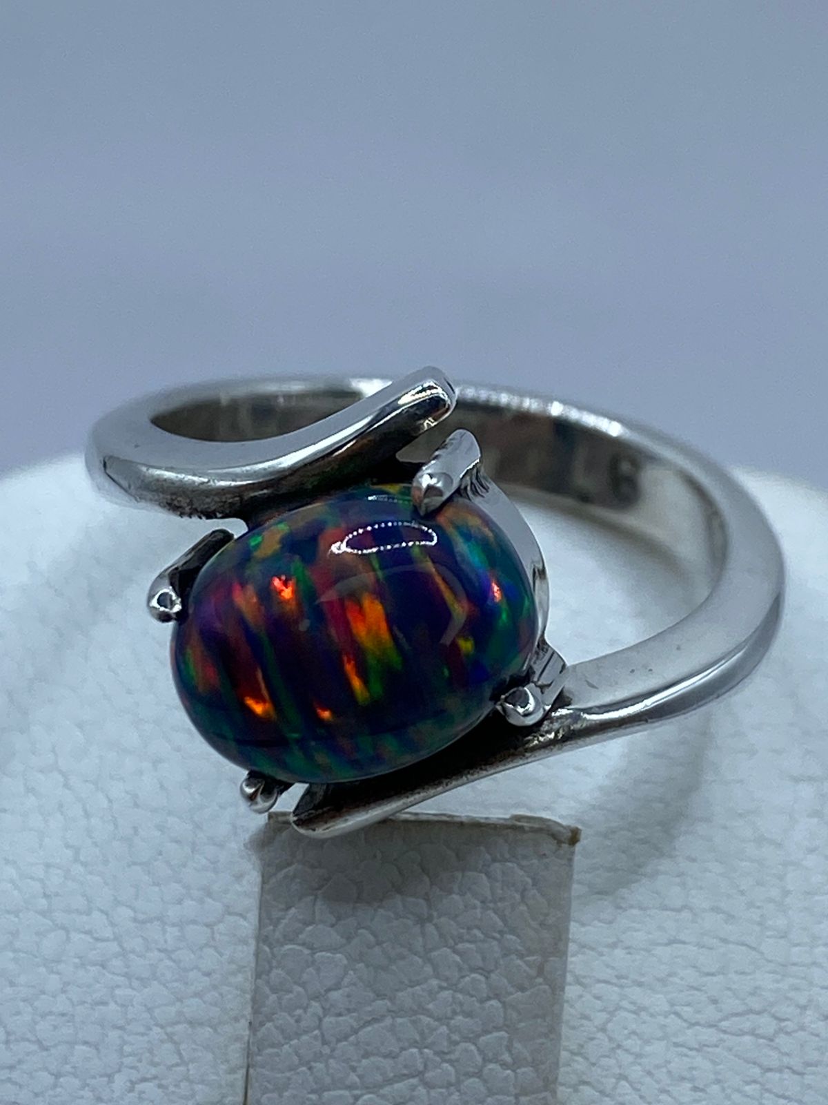 ANILLO ELEGANTE DE PLATA LEY 925 CON ÓPALO DE FUEGO