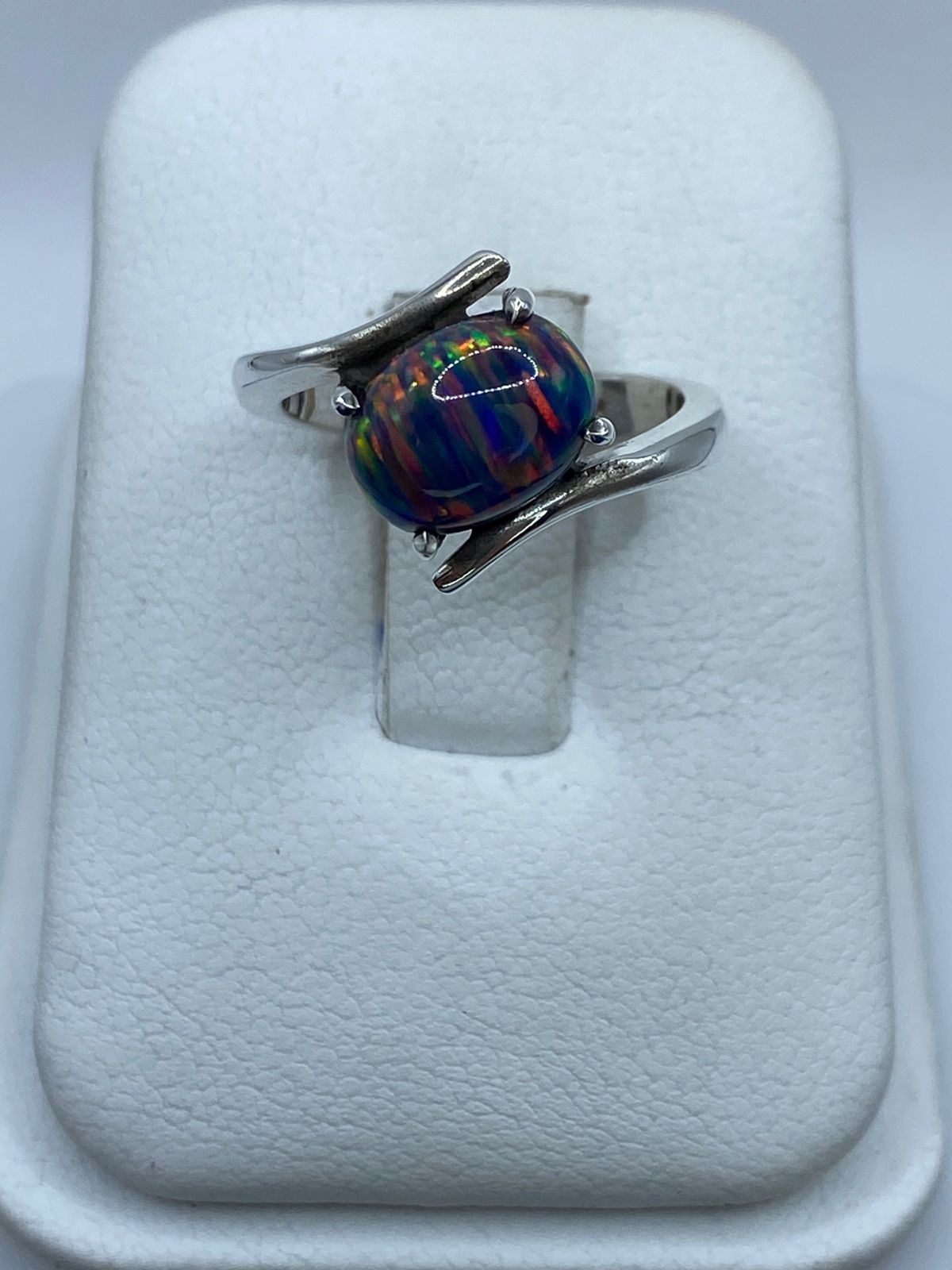 ANILLO ELEGANTE DE PLATA LEY 925 CON ÓPALO DE FUEGO