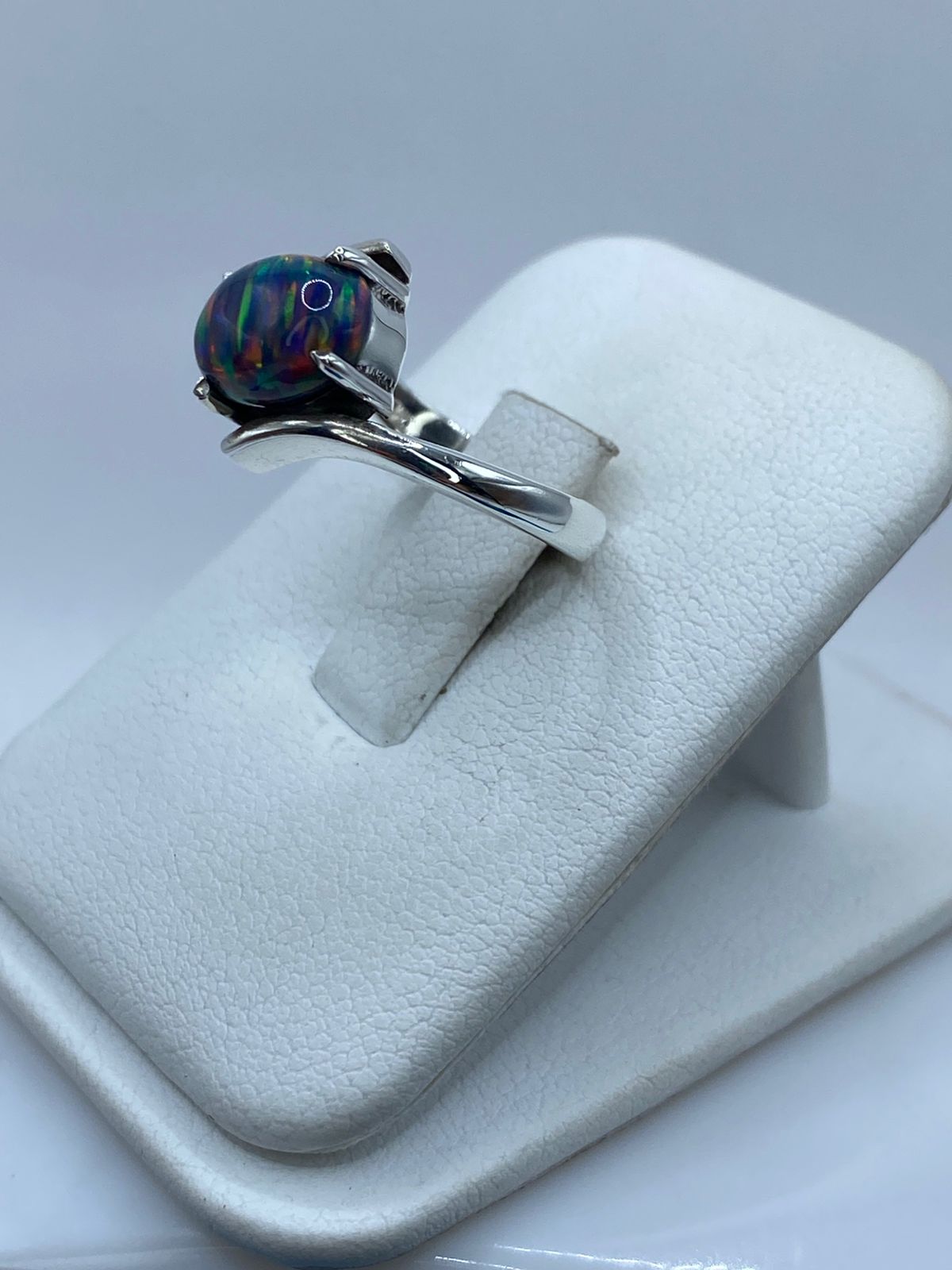 ANILLO ELEGANTE DE PLATA LEY 925 CON ÓPALO DE FUEGO