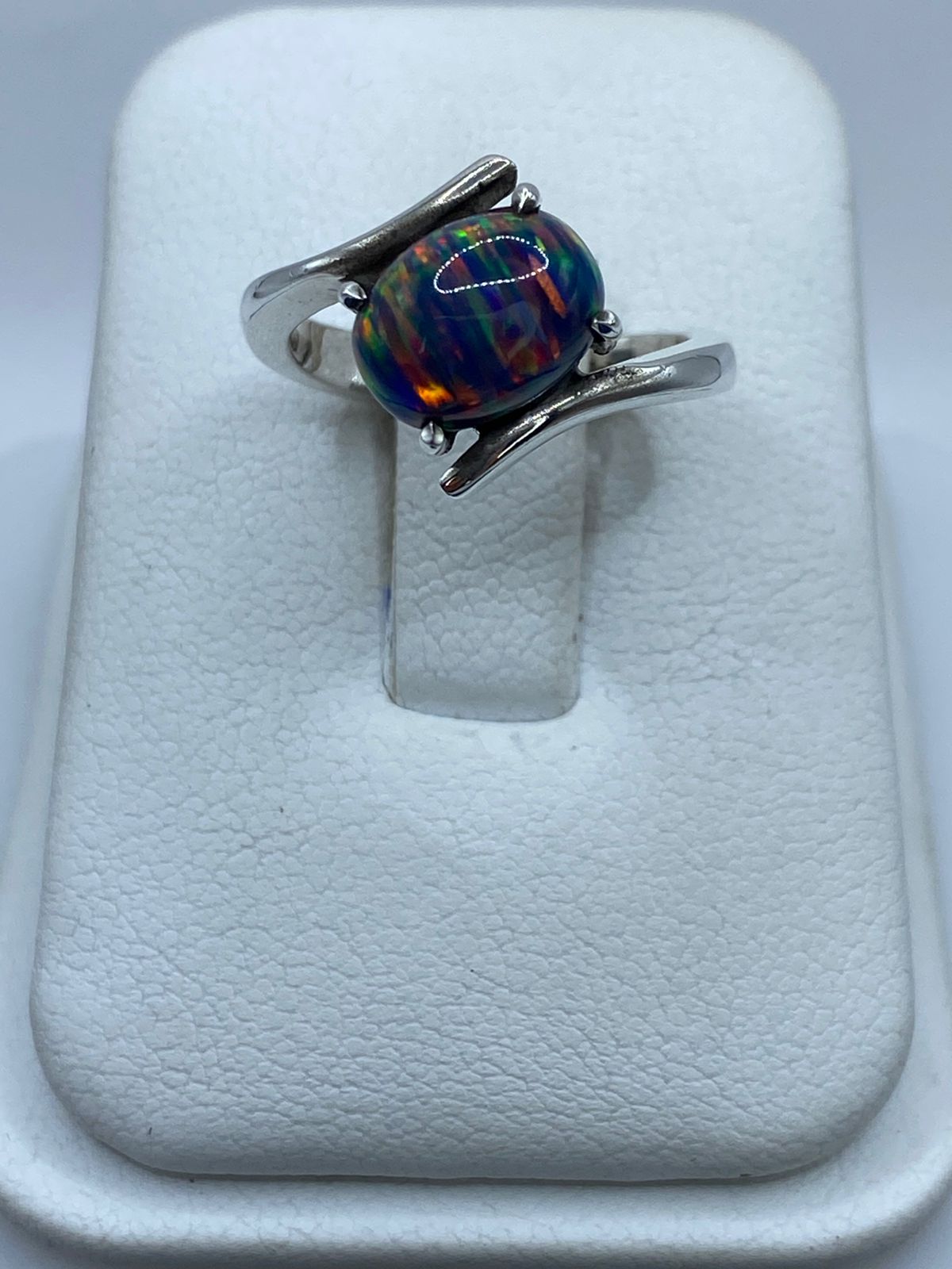 ANILLO ELEGANTE DE PLATA LEY 925 CON ÓPALO DE FUEGO