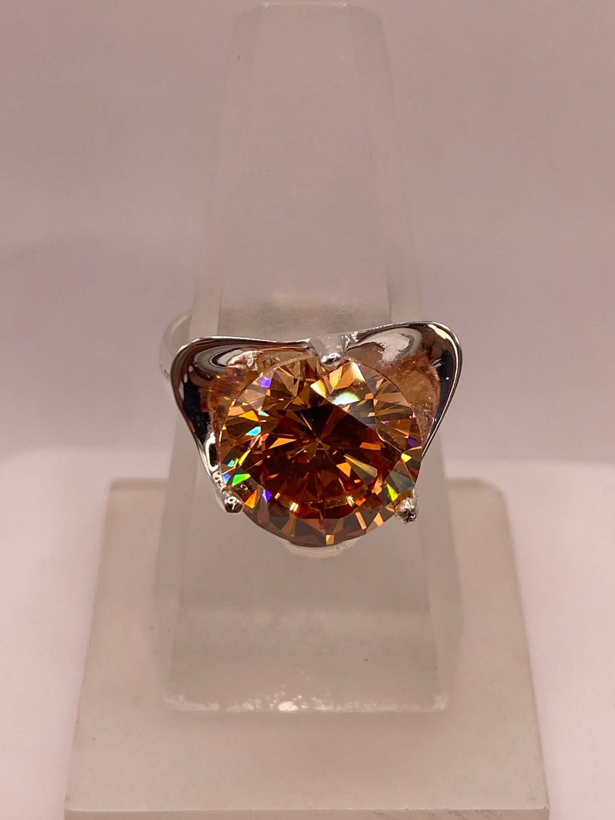 Anillo Elegante de Plata con Zirconia Dorada Corte Redondo Diseño Moderno