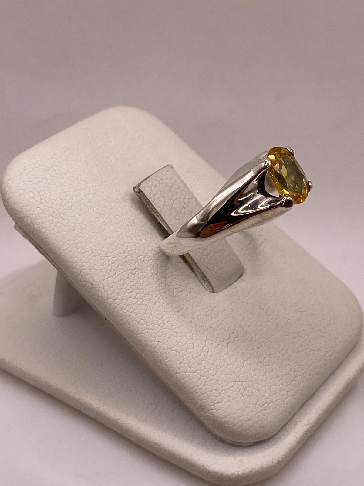 Anillo Elegante con Zirconia Amarilla en Plata Ley 925