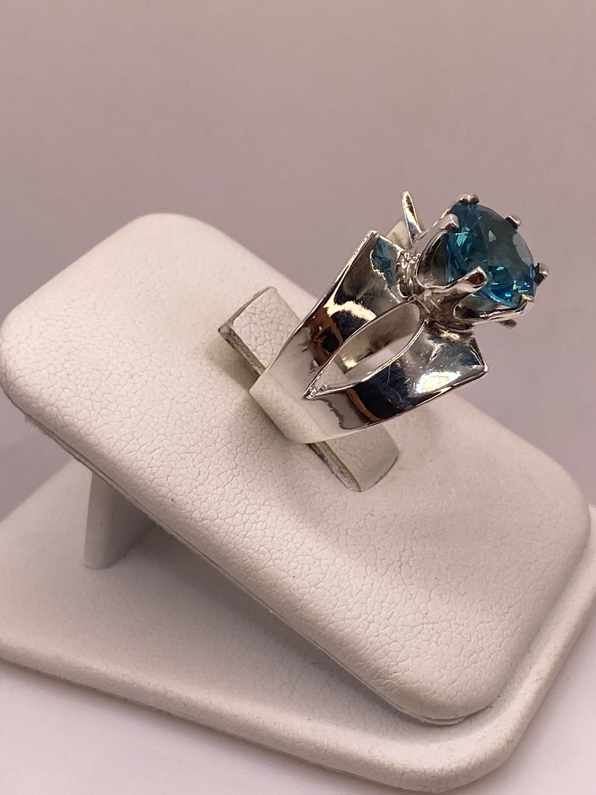 ANILLO ELEGANTE CON ZIRCONIA AZUL EN PLATA LEY 925