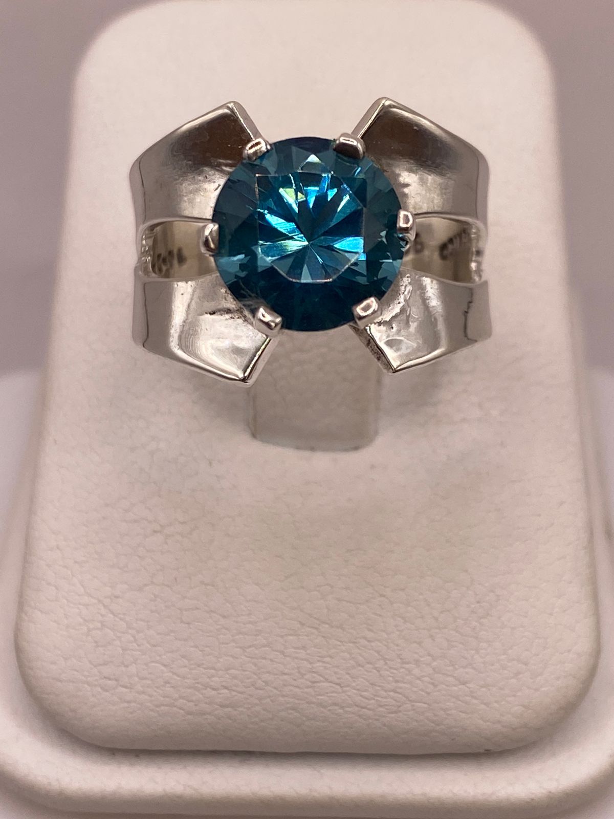 ANILLO ELEGANTE CON ZIRCONIA AZUL EN PLATA LEY 925