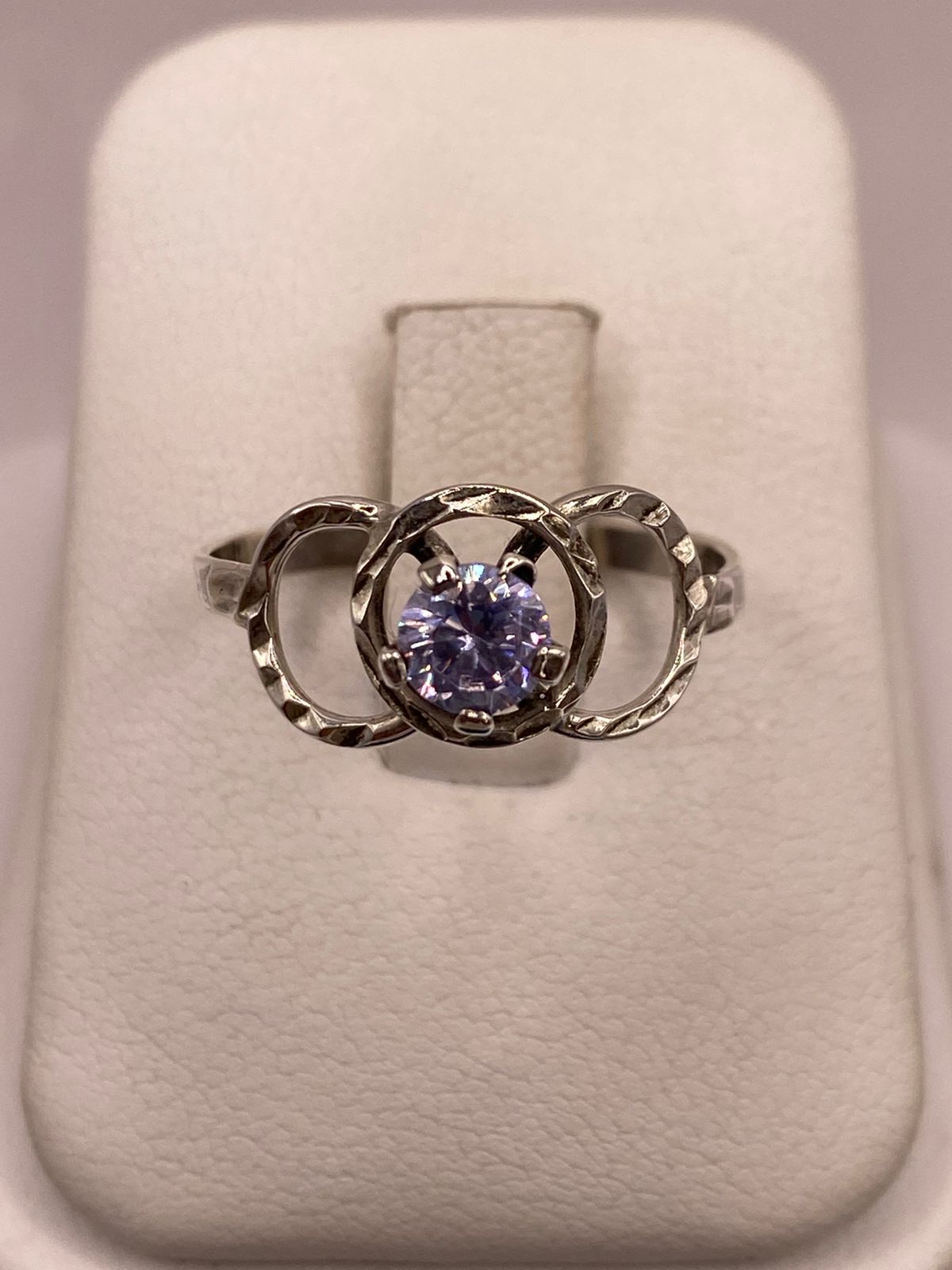 ANILLO ELEGANTE CON ZIRCONIA LILA EN PLATA LEY 925