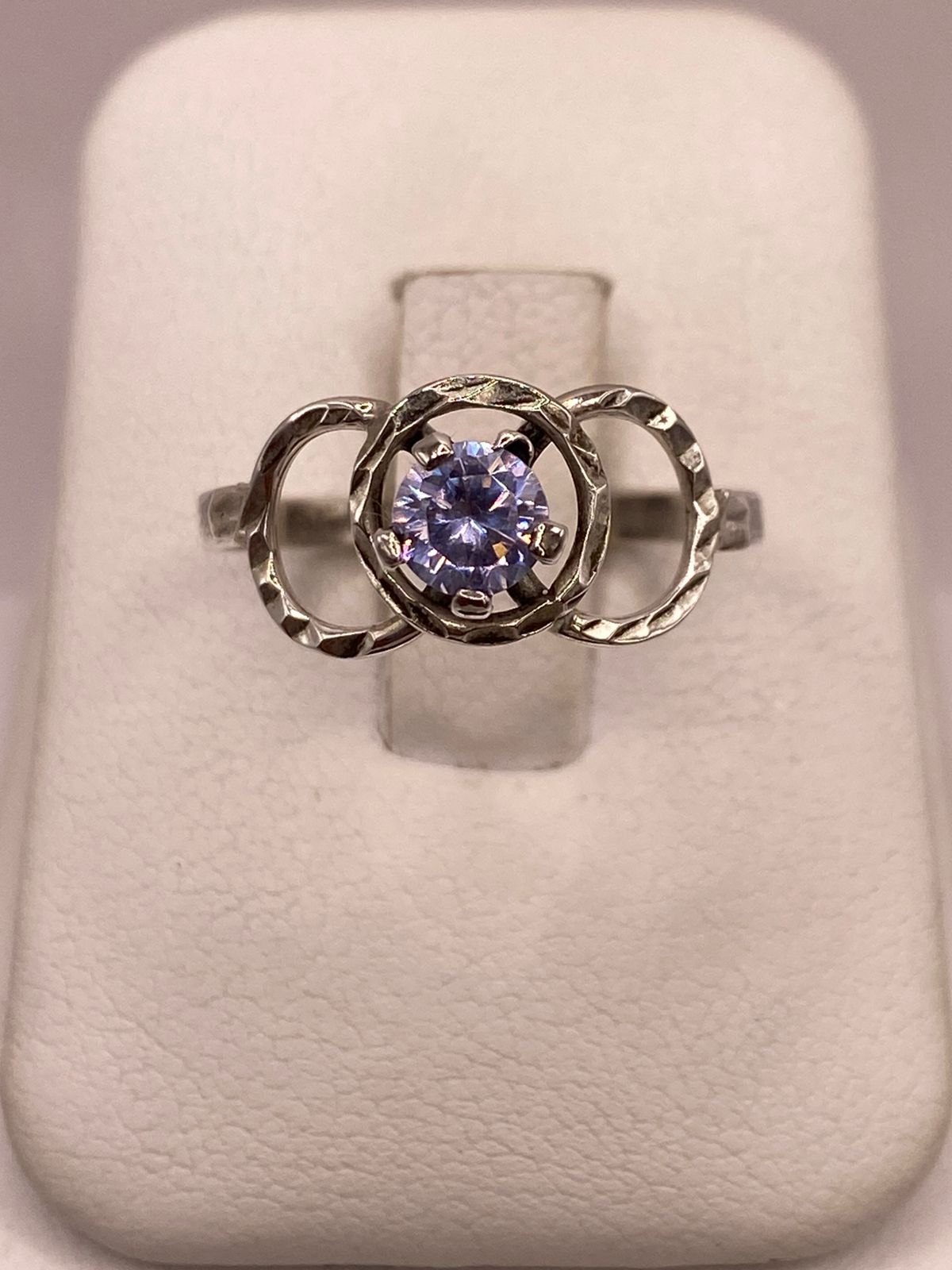 ANILLO ELEGANTE CON ZIRCONIA LILA EN PLATA LEY 925