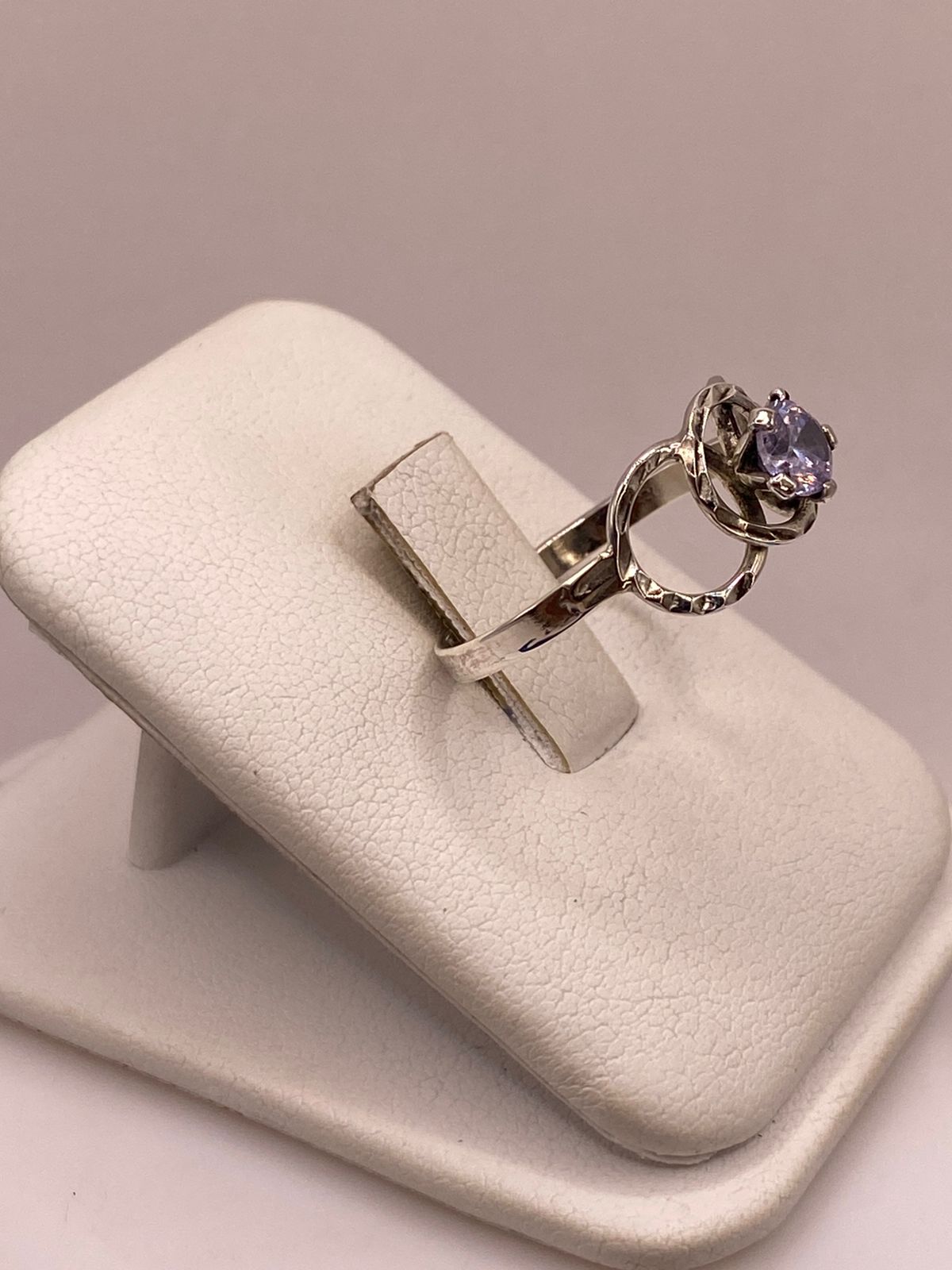 ANILLO ELEGANTE CON ZIRCONIA LILA EN PLATA LEY 925