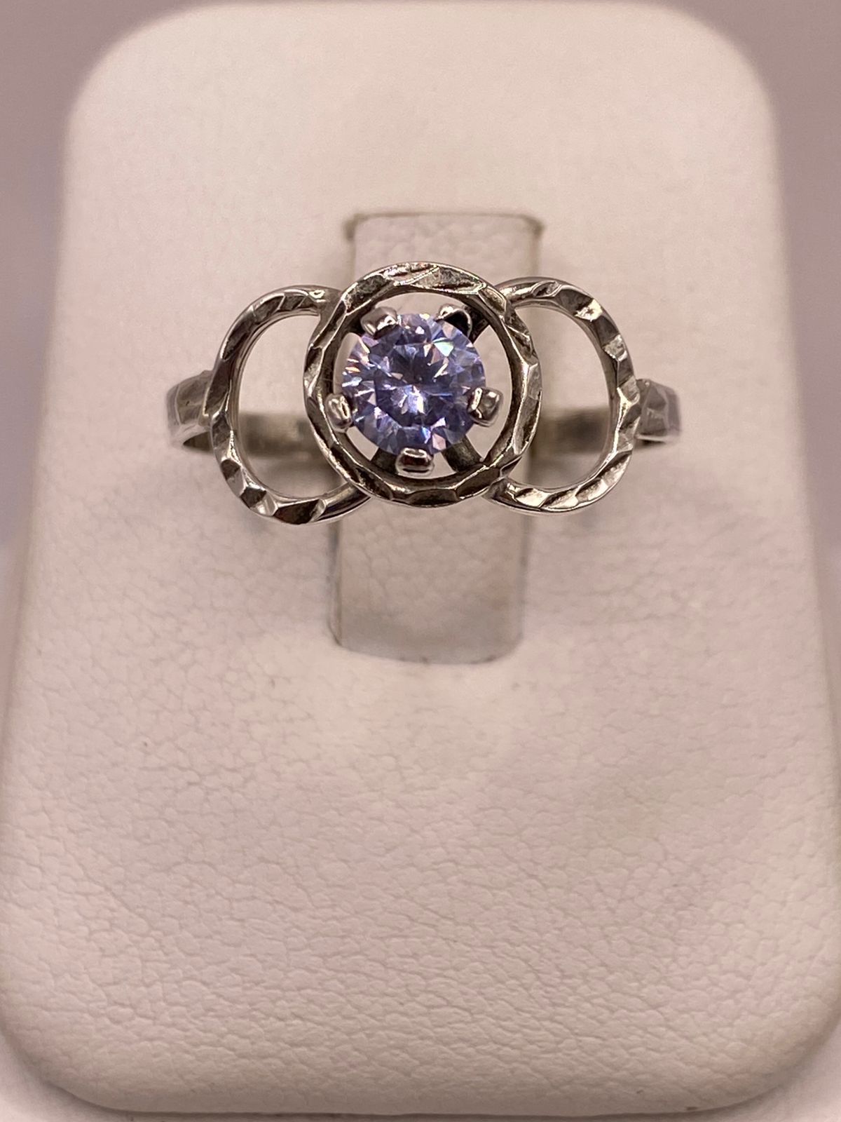 ANILLO ELEGANTE CON ZIRCONIA LILA EN PLATA LEY 925