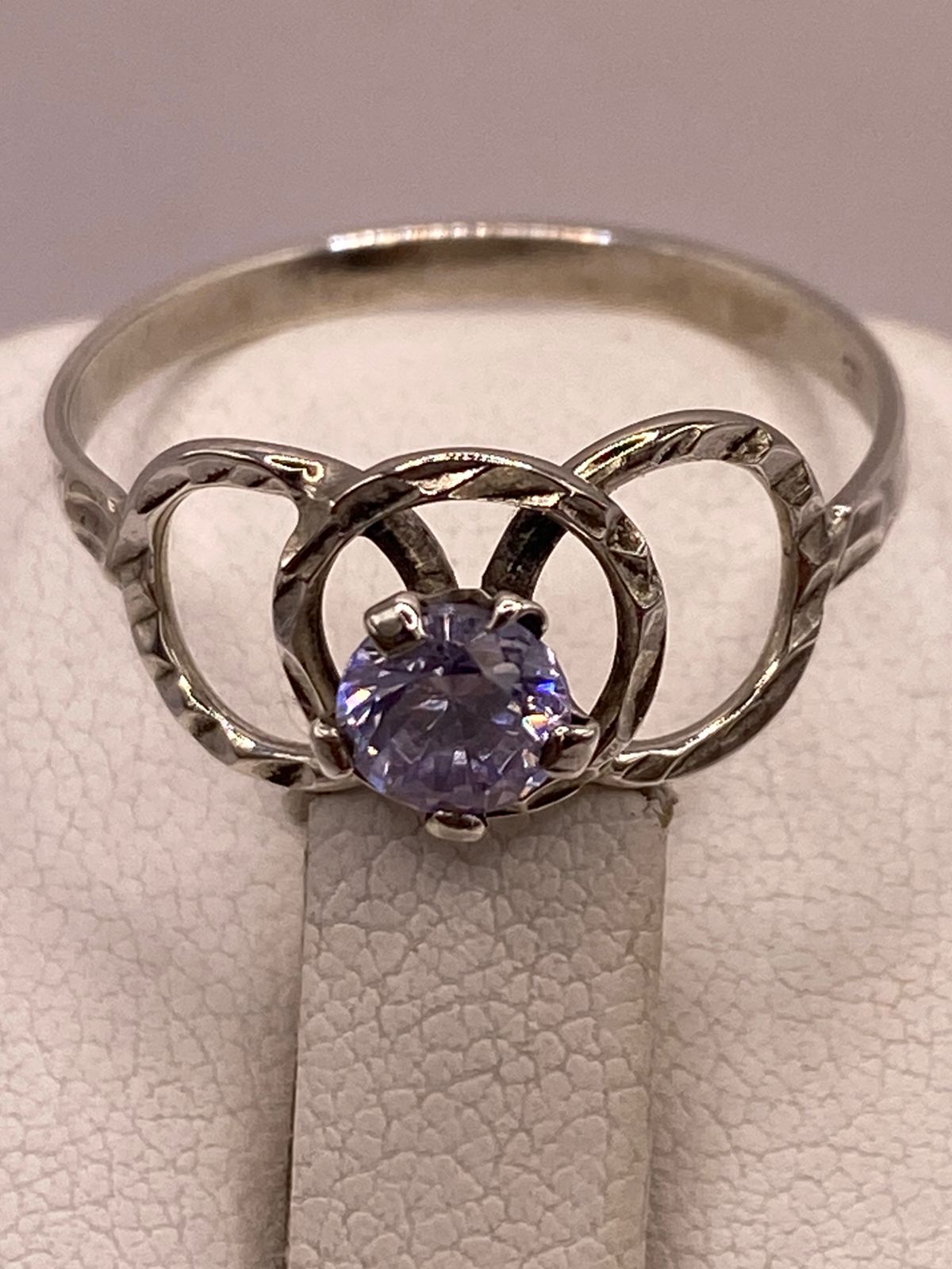 ANILLO ELEGANTE CON ZIRCONIA LILA EN PLATA LEY 925