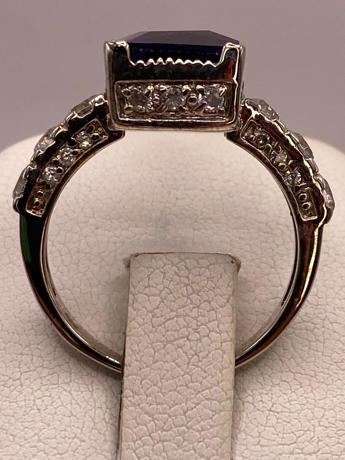 Anillo Elegante con Zirconia Morada en Corte Cuadrado en Plata Ley 925