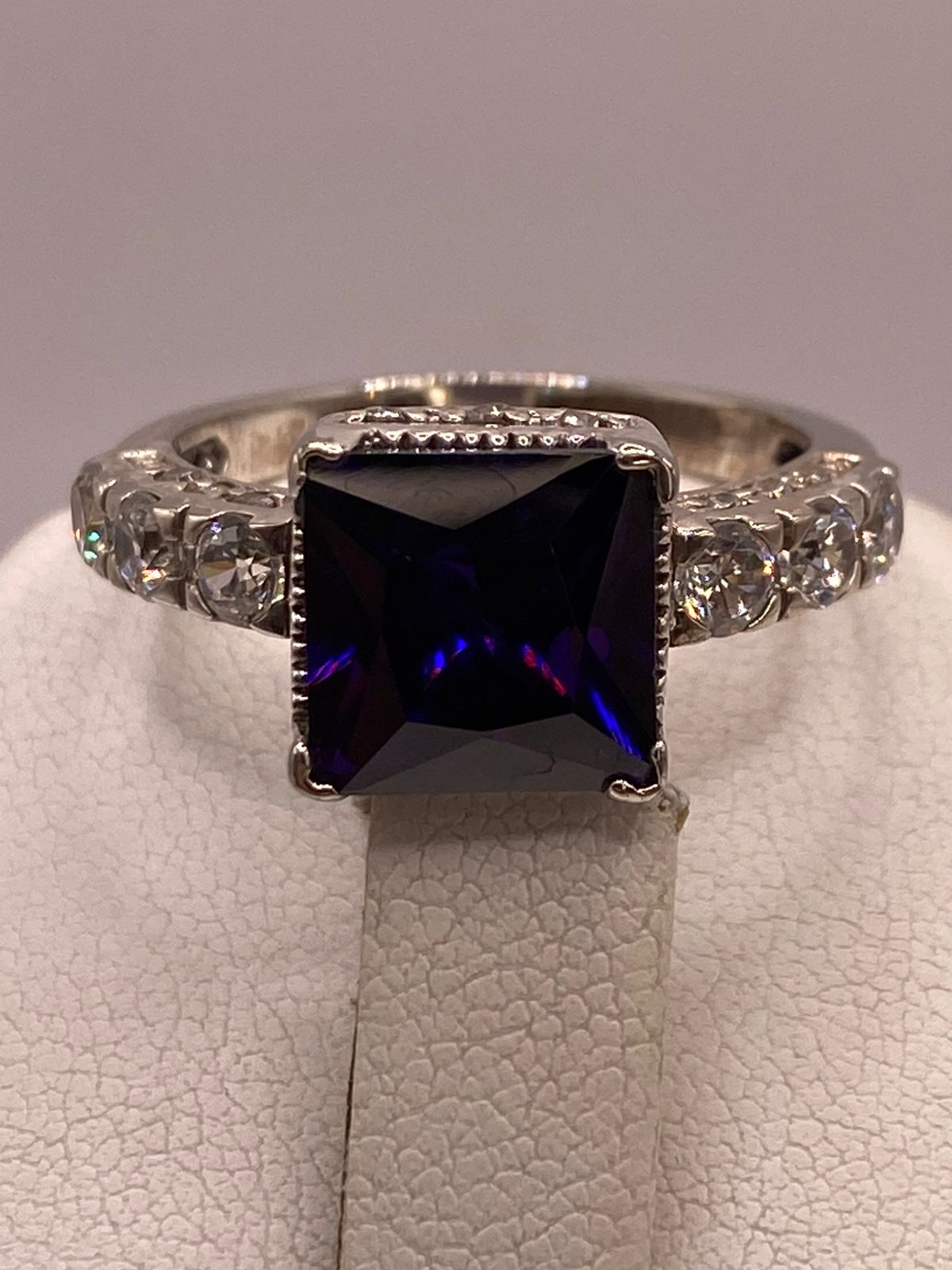 Anillo Elegante con Zirconia Morada en Corte Cuadrado en Plata Ley 925