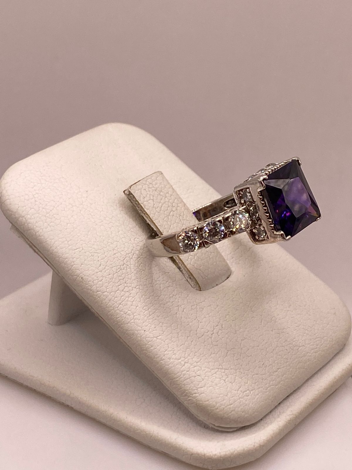Anillo Elegante con Zirconia Morada en Corte Cuadrado en Plata Ley 925