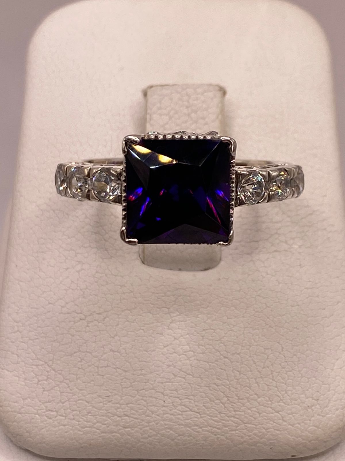 Anillo Elegante con Zirconia Morada en Corte Cuadrado en Plata Ley 925