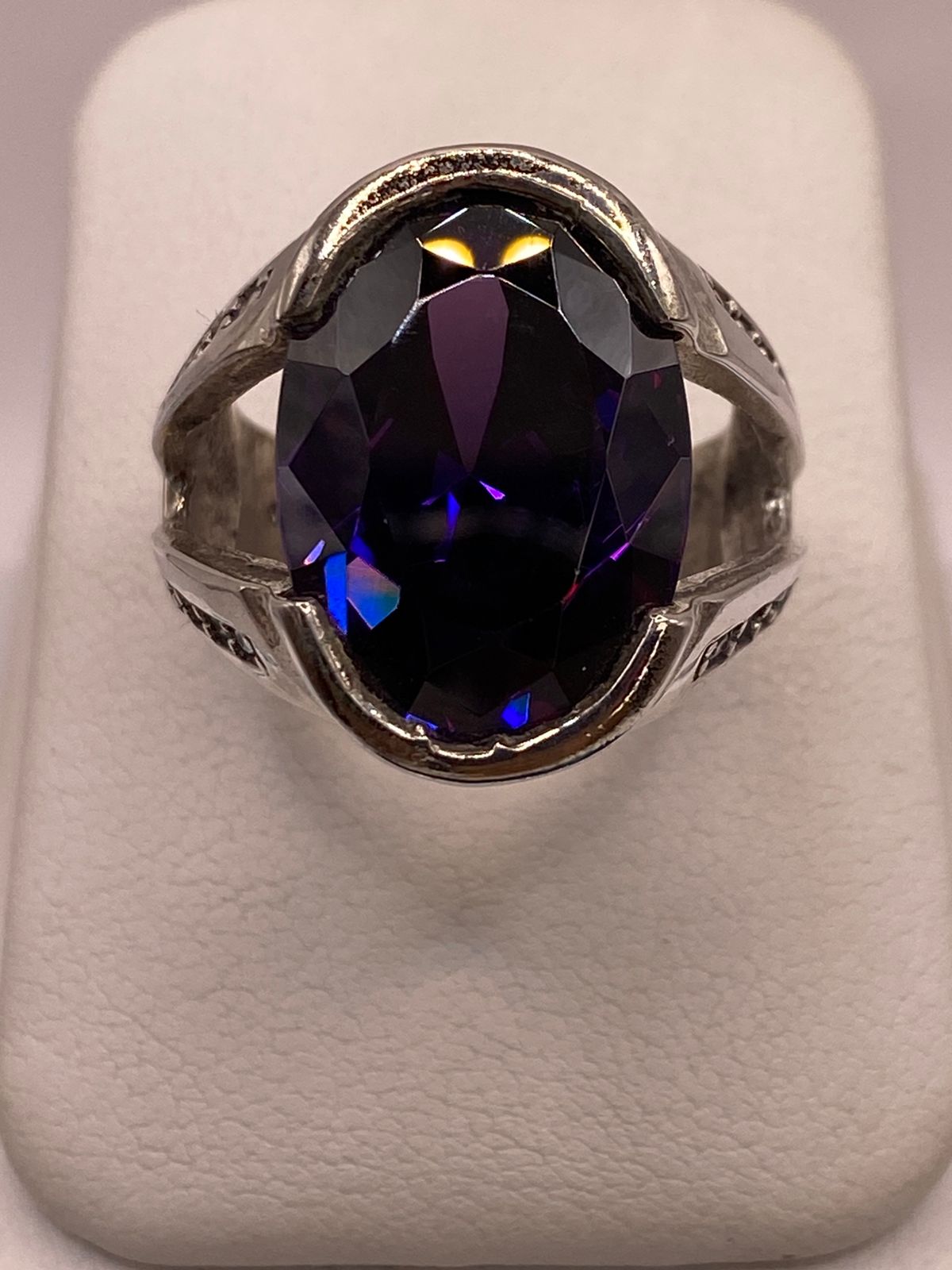 Anillo Elegante con Zirconia Morada Intensa en Plata Ley 925