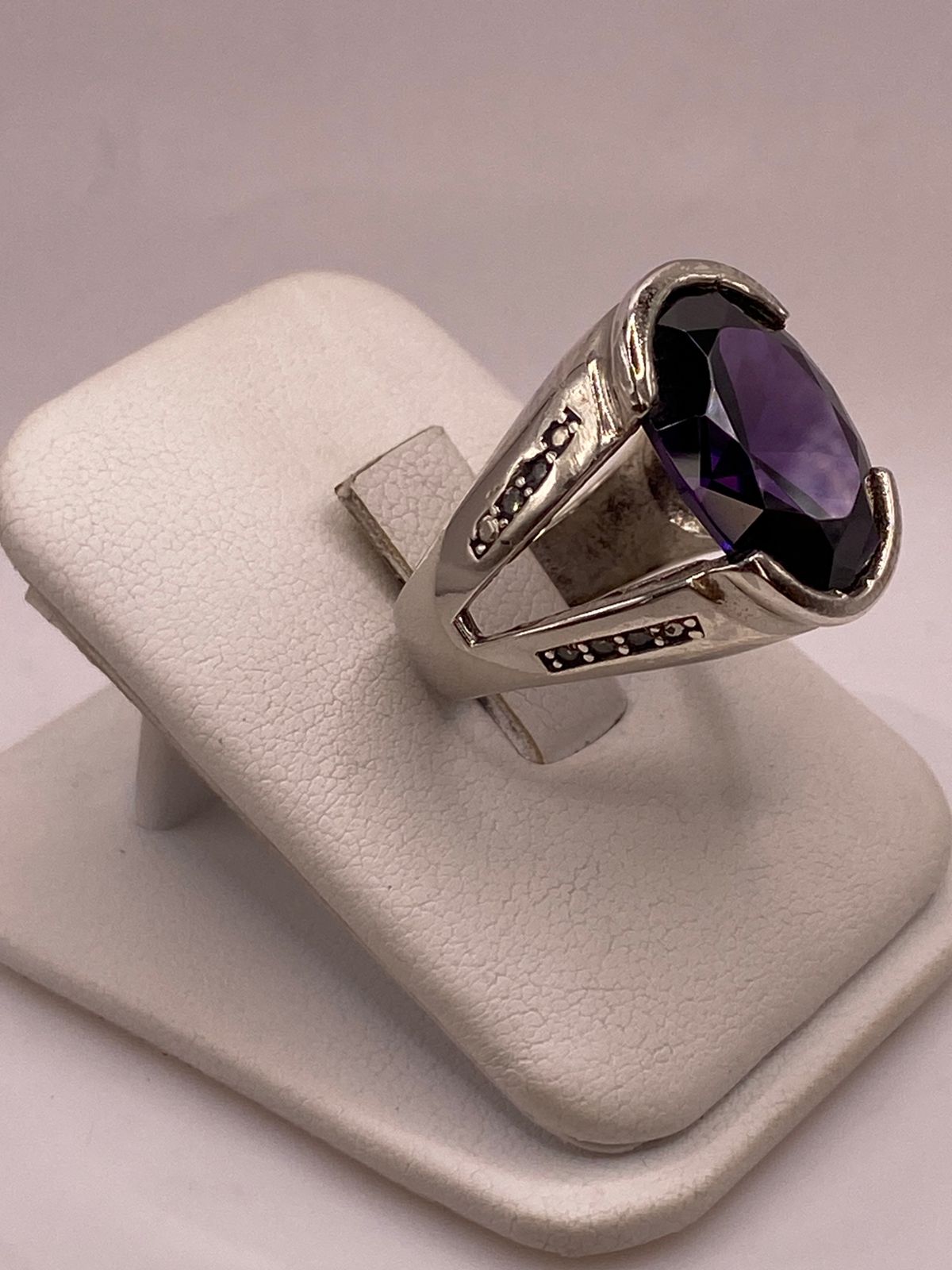 Anillo Elegante con Zirconia Morada Intensa en Plata Ley 925