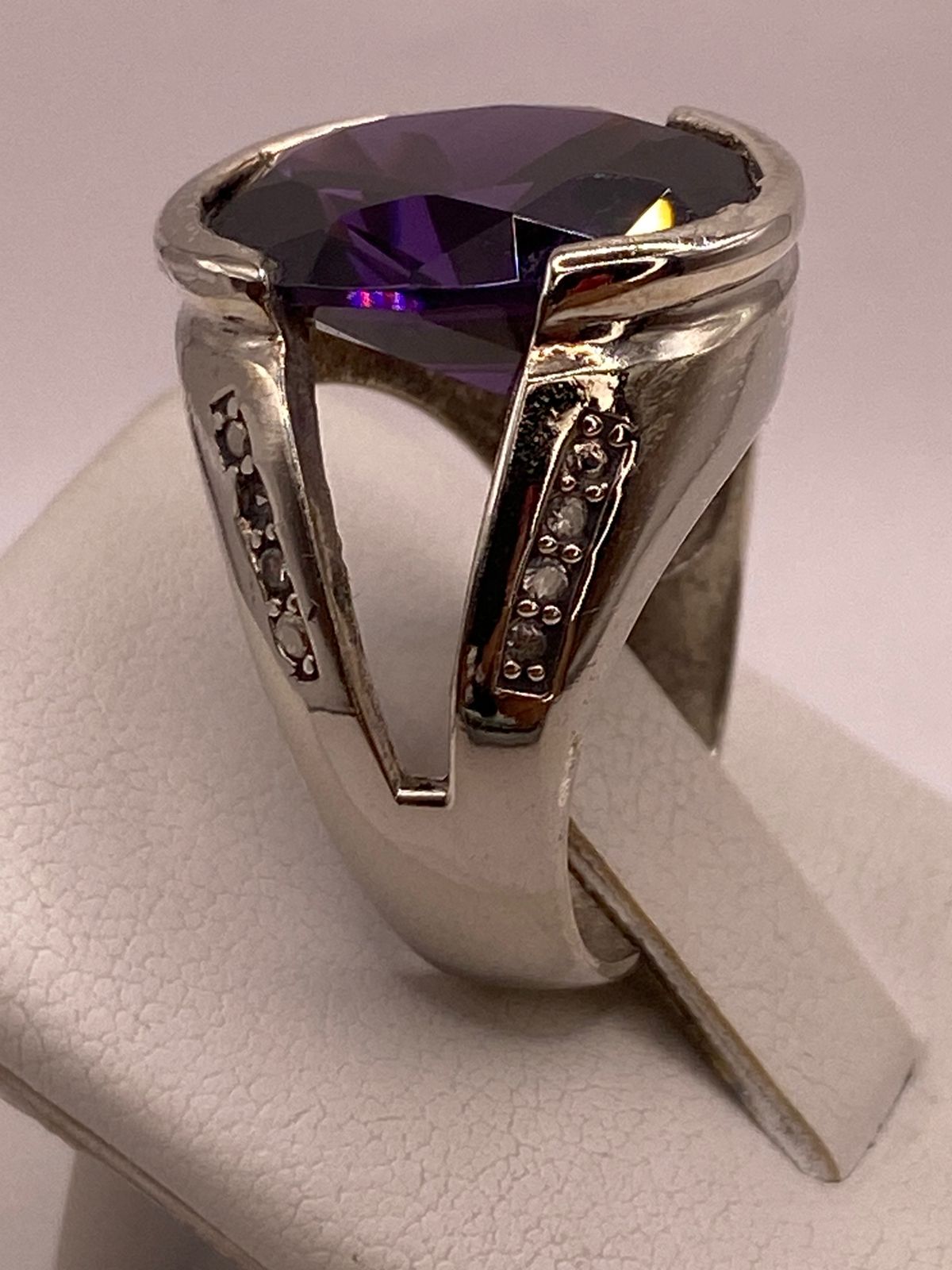 Anillo Elegante con Zirconia Morada Intensa en Plata Ley 925