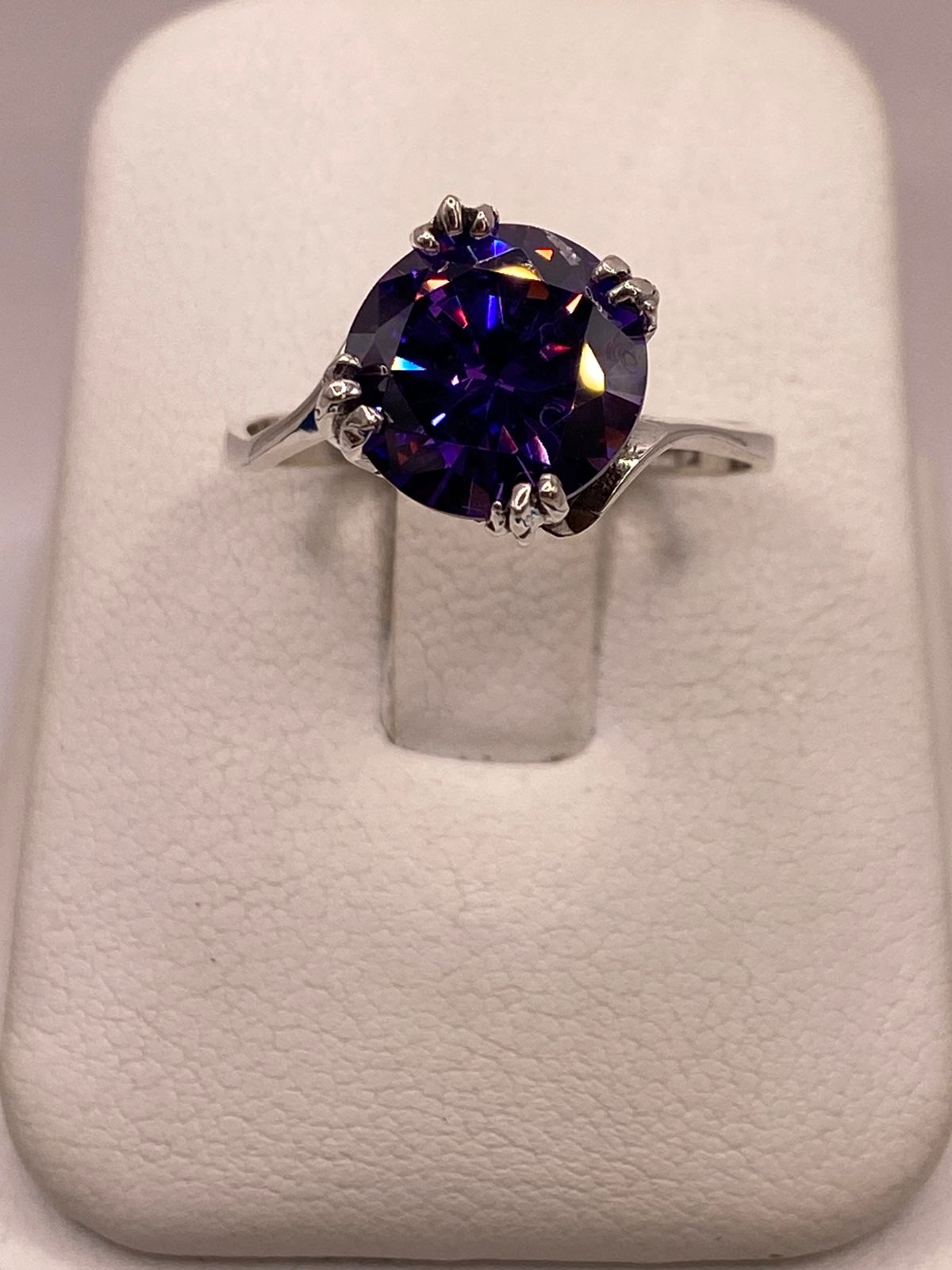 Anillo Elegante con Zirconia Morada Iridiscente en Plata Ley 925