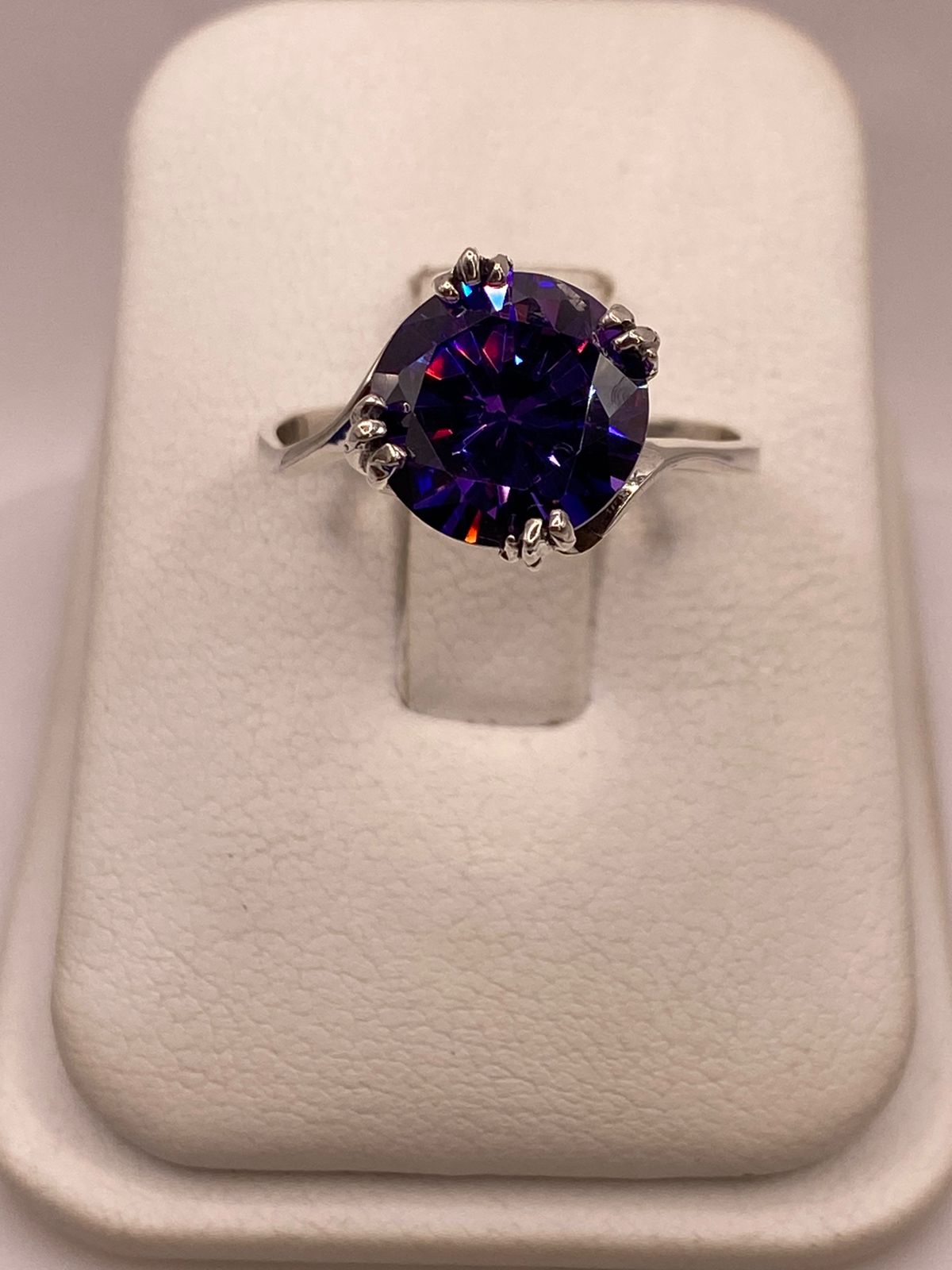 Anillo Elegante con Zirconia Morada Iridiscente en Plata Ley 925