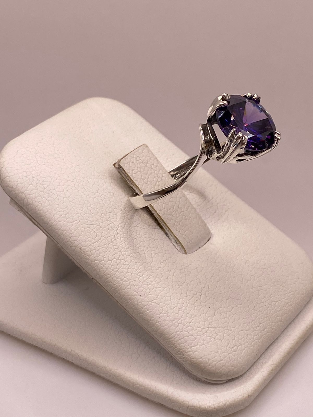 Anillo Elegante con Zirconia Morada Iridiscente en Plata Ley 925