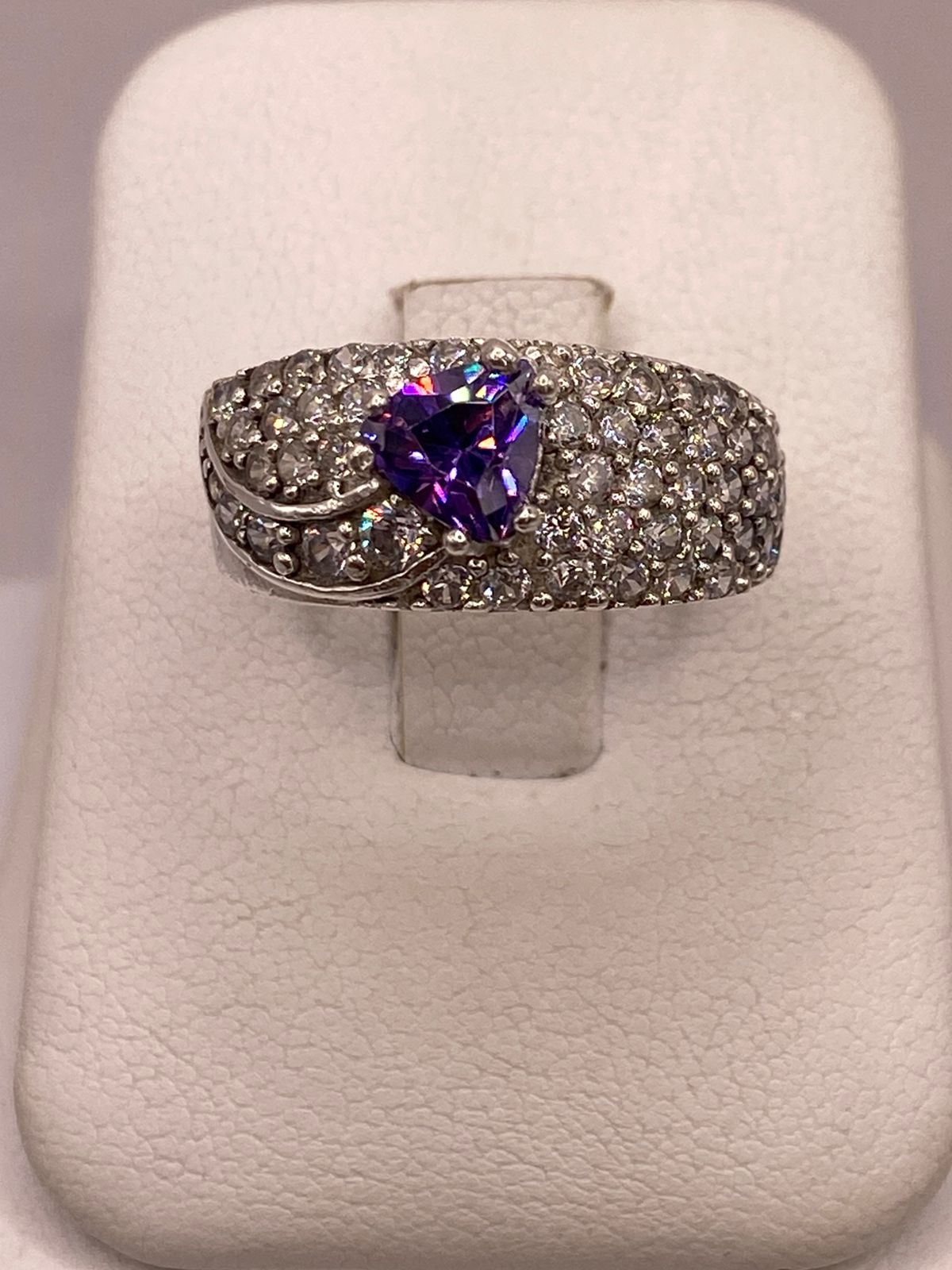 Anillo Elegante con Zirconia Morada en Plata Ley 925