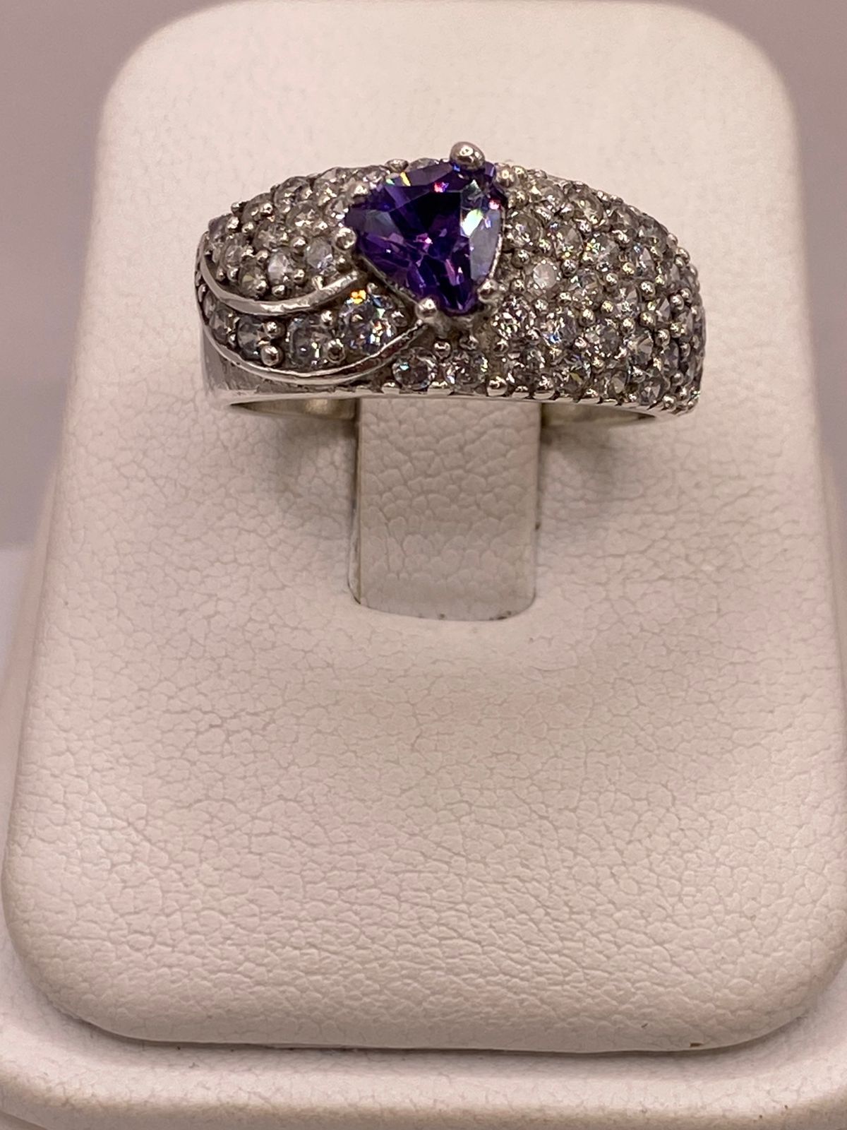 Anillo Elegante con Zirconia Morada en Plata Ley 925