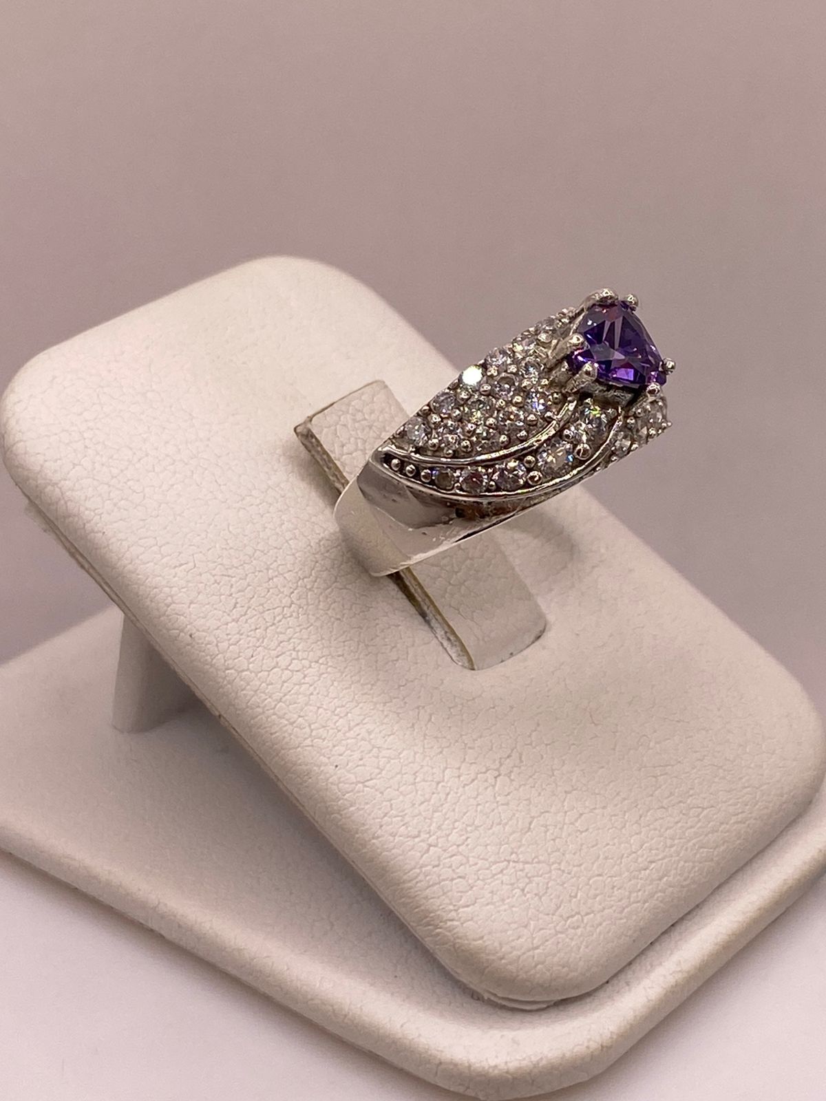 Anillo Elegante con Zirconia Morada en Plata Ley 925