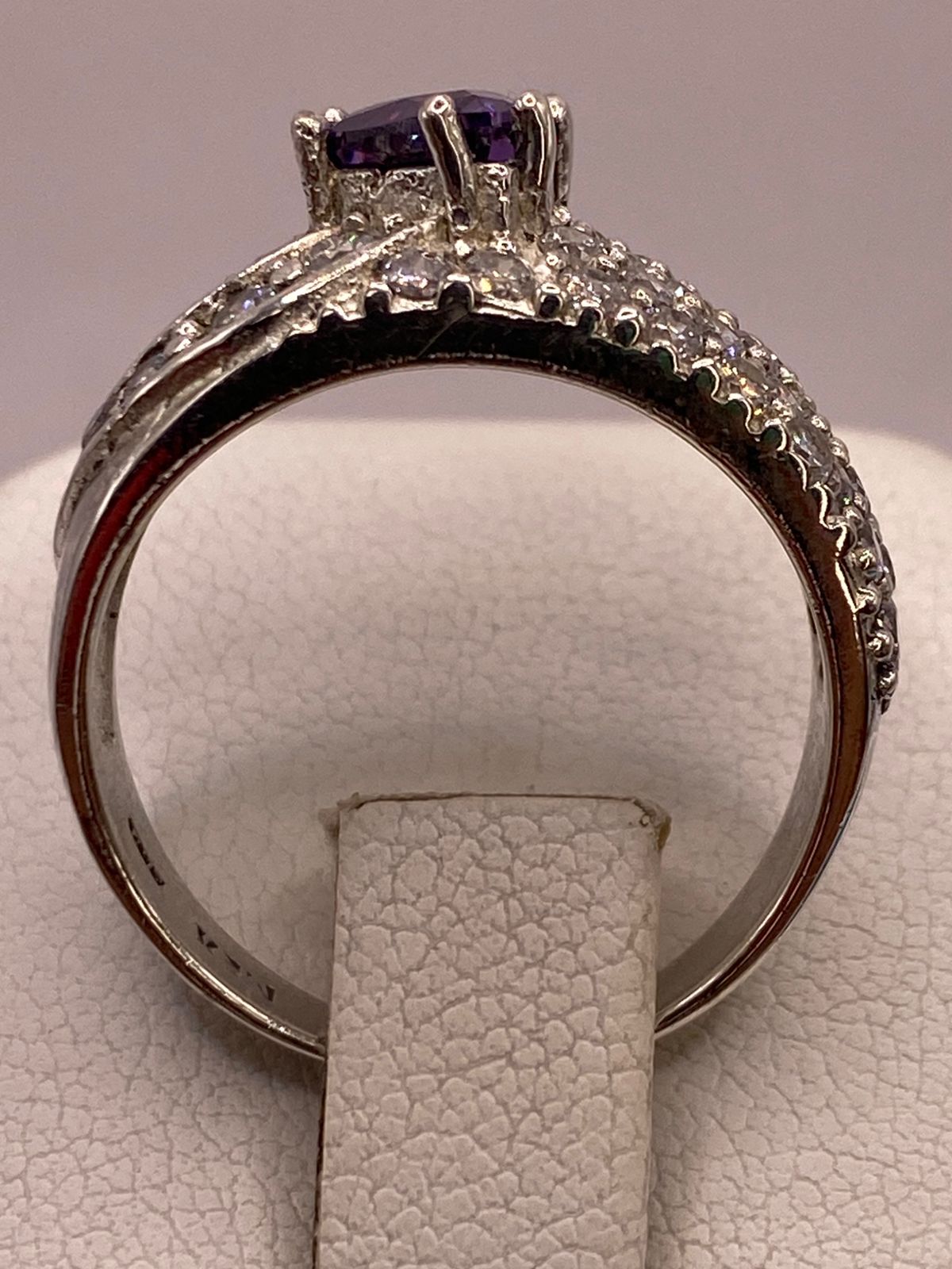 Anillo Elegante con Zirconia Morada en Plata Ley 925
