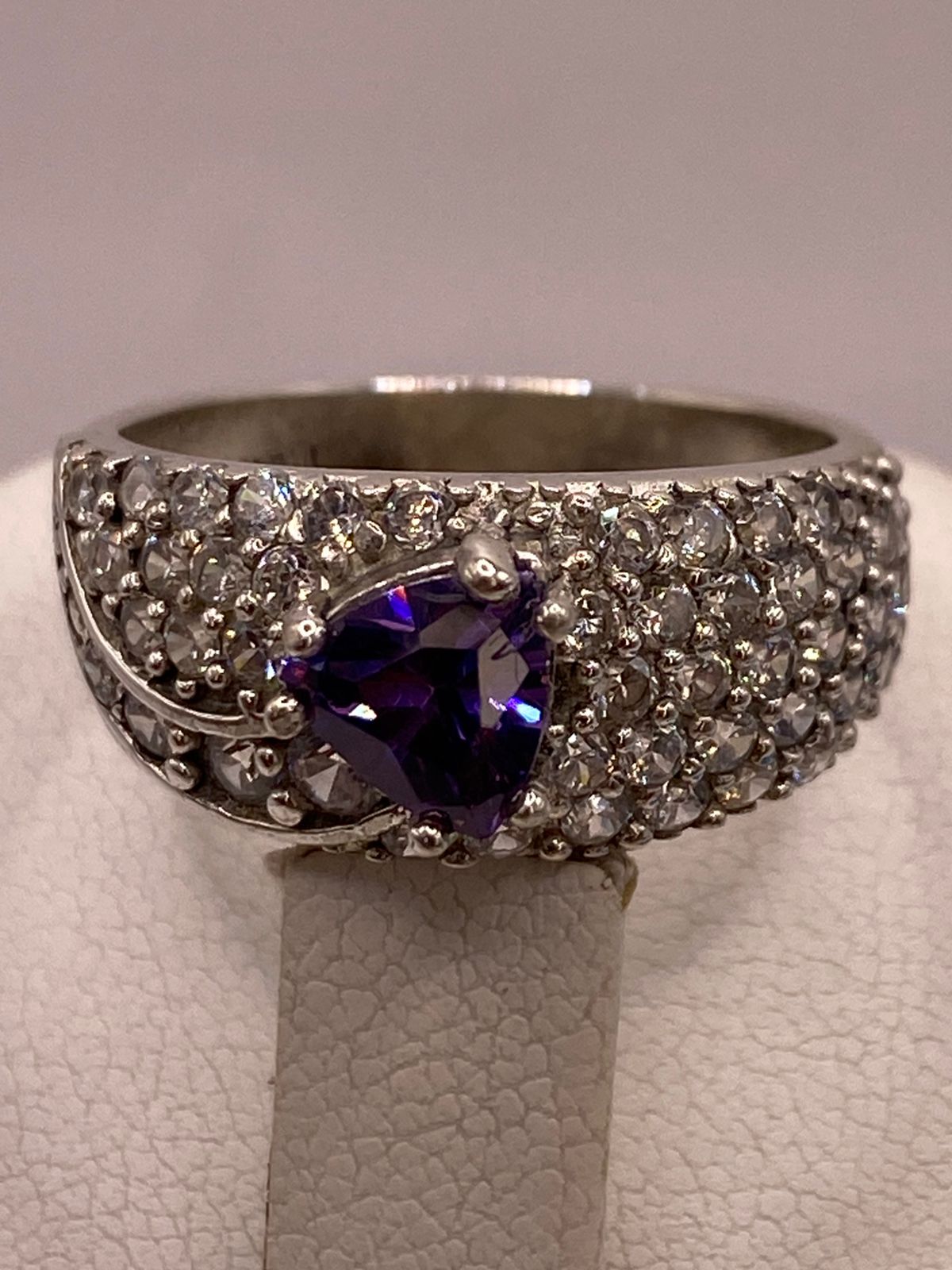 Anillo Elegante con Zirconia Morada en Plata Ley 925