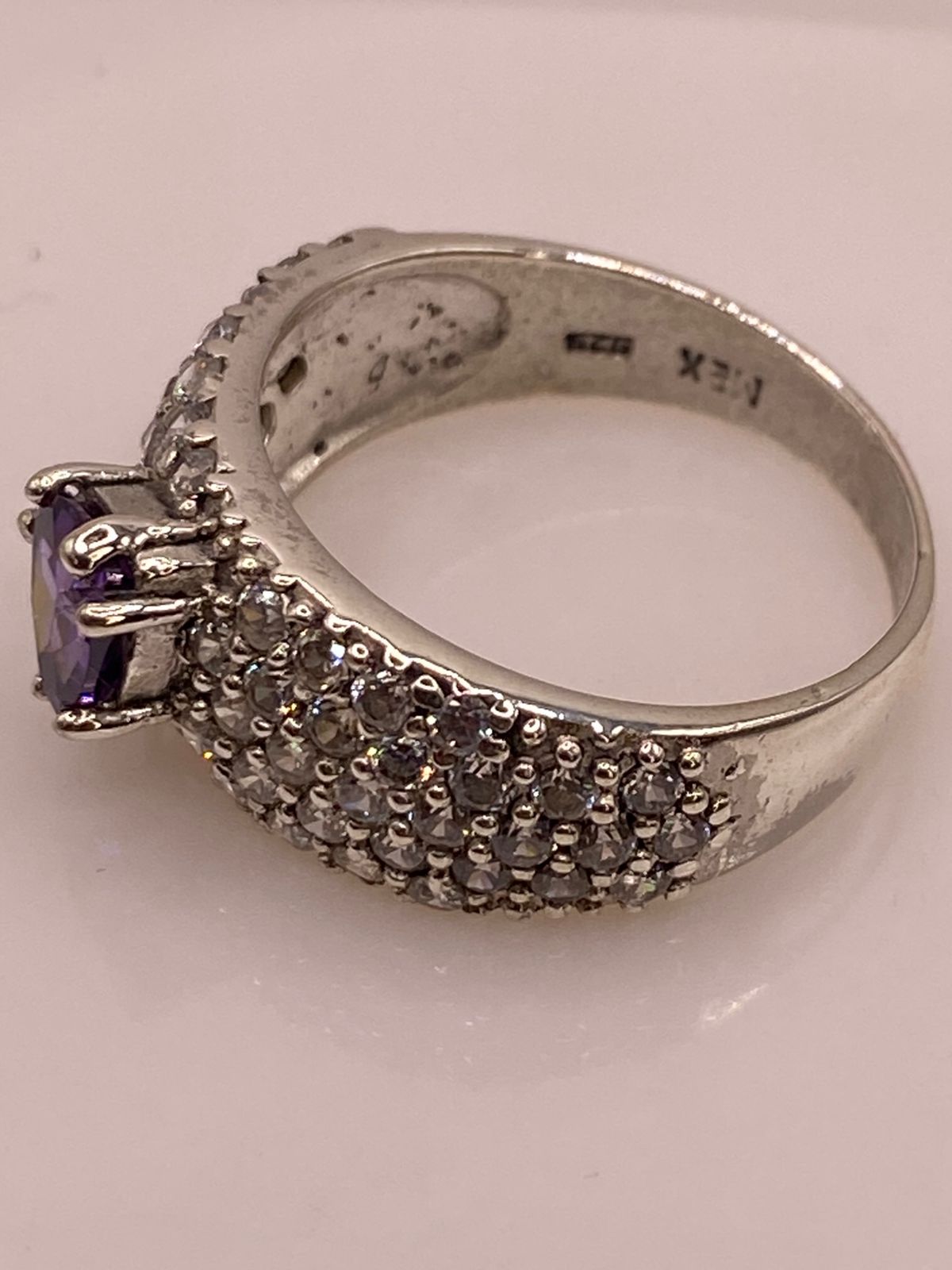 Anillo Elegante con Zirconia Morada en Plata Ley 925