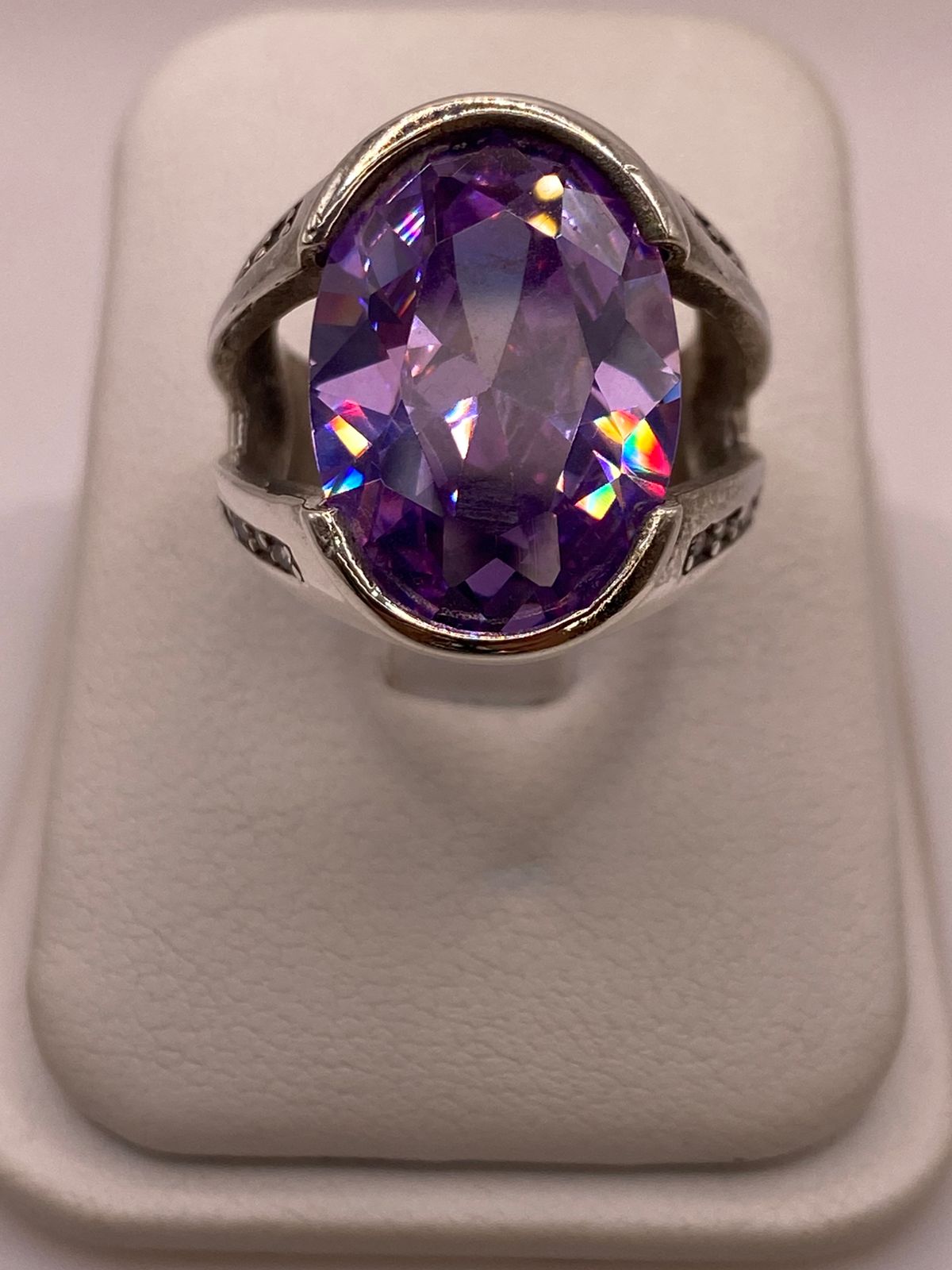 Anillo Elegante con Zirconia Morada en Plata Ley 925