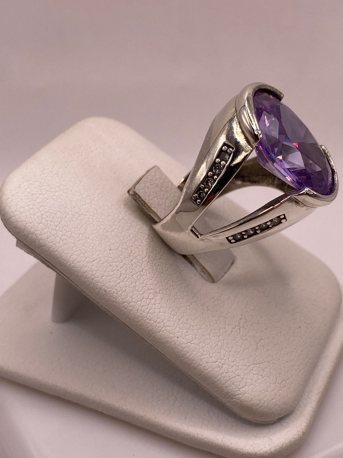 Anillo Elegante con Zirconia Morada en Plata Ley 925