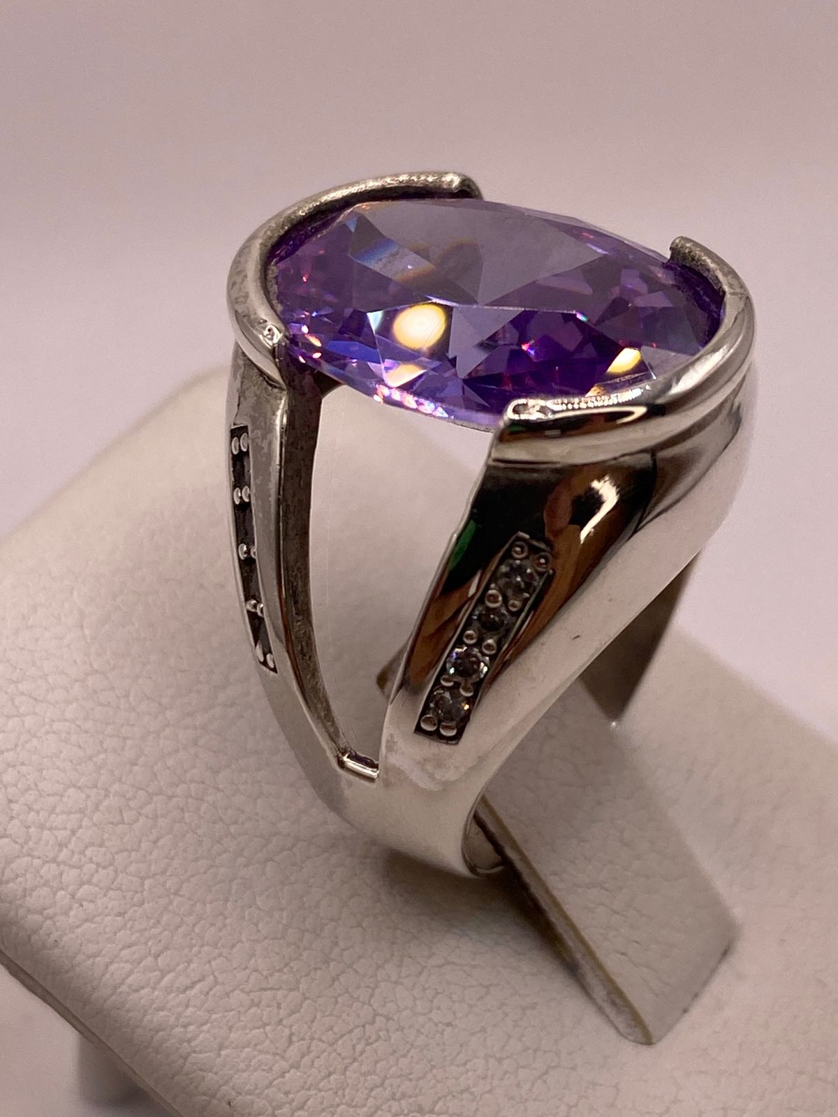 Anillo Elegante con Zirconia Morada en Plata Ley 925