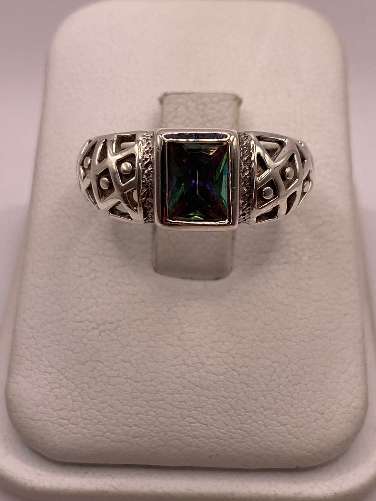 Anillo calado de plata .950 con circonia multicolor arcoíris puesto en la mano — solitario artesanal hecho en Taxcoacabado