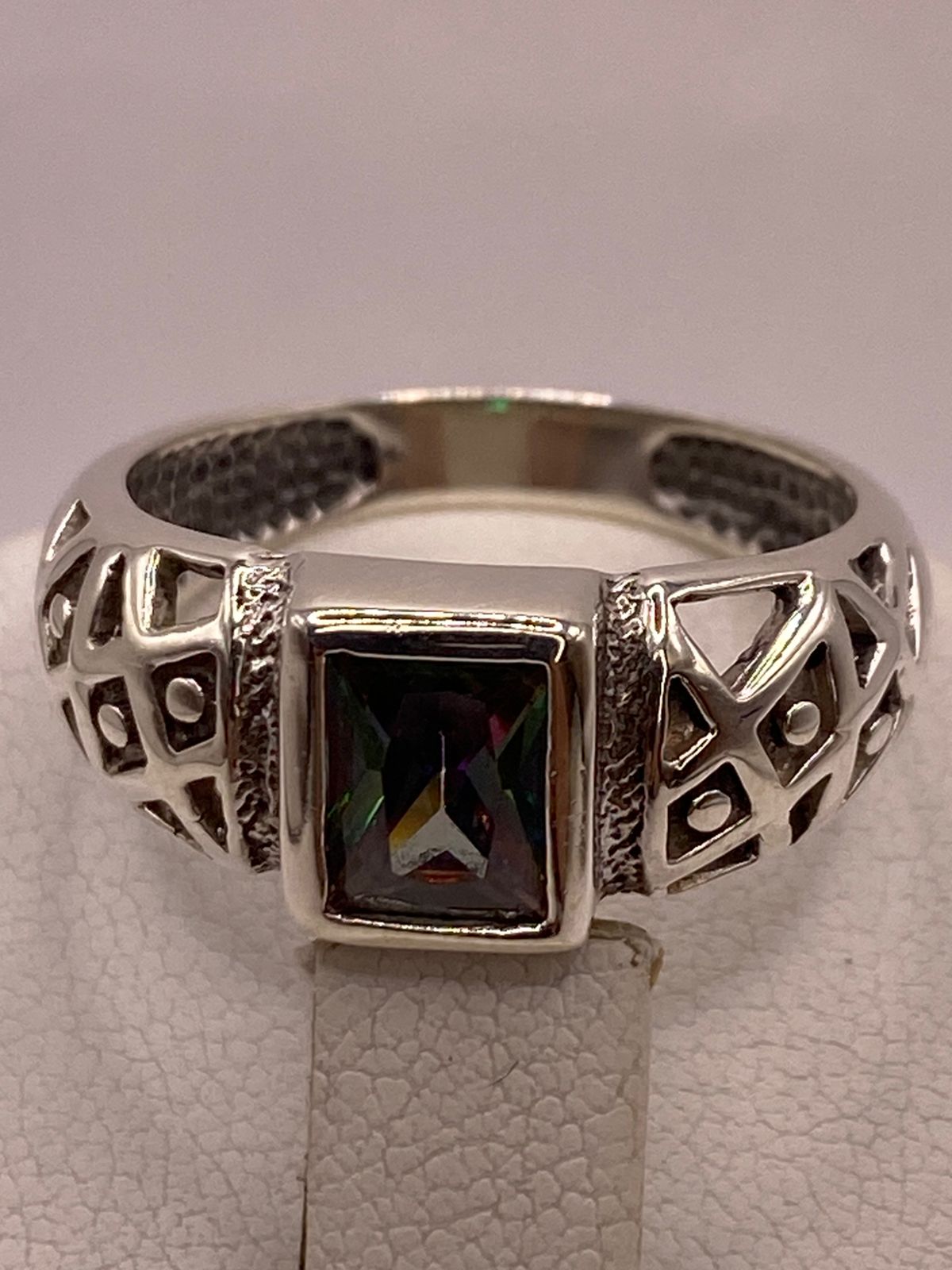 Anillo de plata .950 con circonia multicolor arcoíris y calado geométrico sobre superficie — joyería artesanal mexicana Taxco