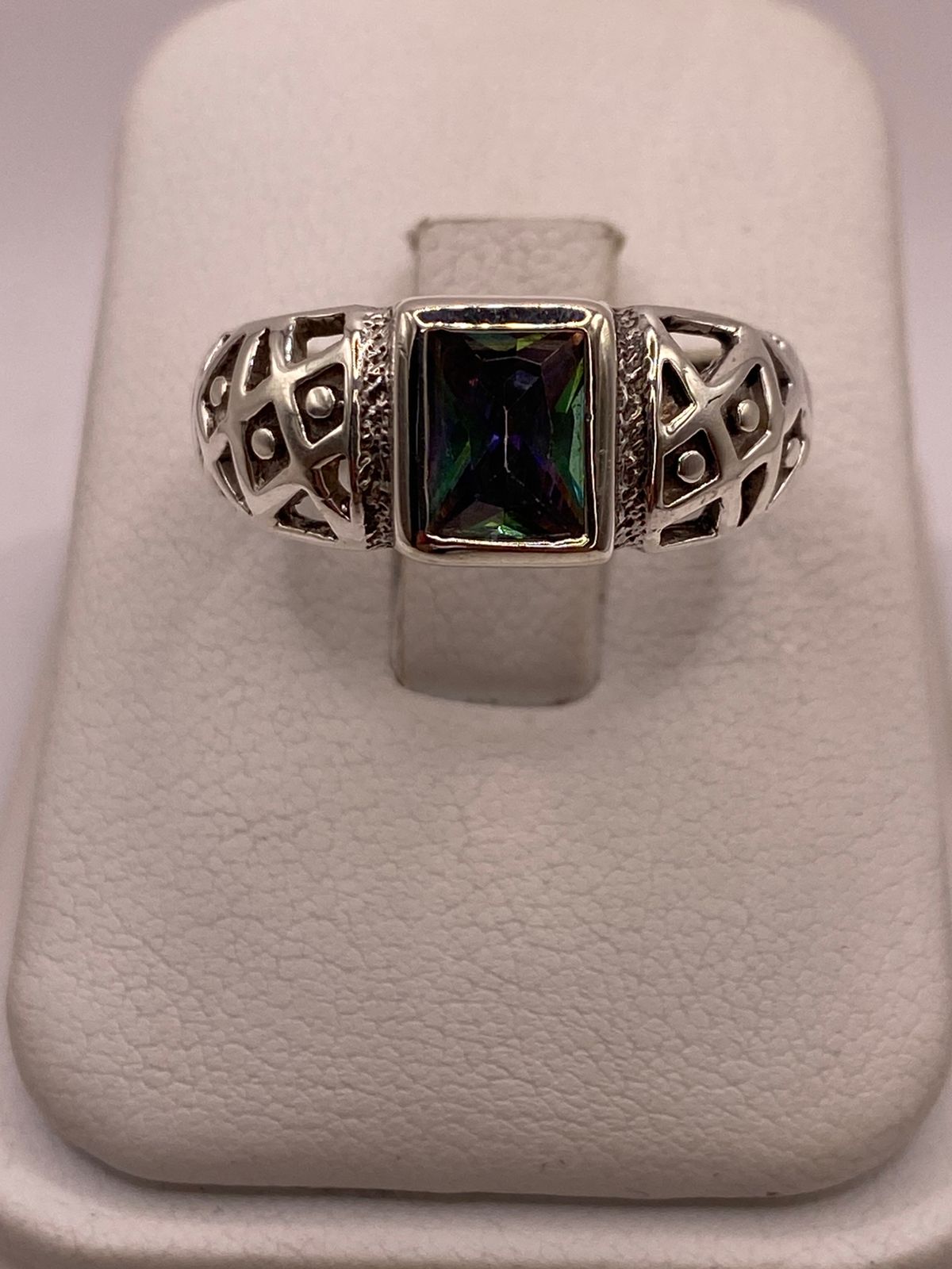 Detalle de circonia rectangular multicolor efecto arcoíris en plata .950 — destellos verdes, azules y morados, anillo Taxco