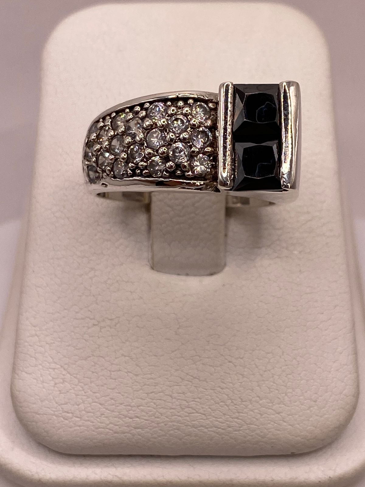 Anillo Elegante con Zirconia Negra y Detalles Brillantes en Plata Ley 925