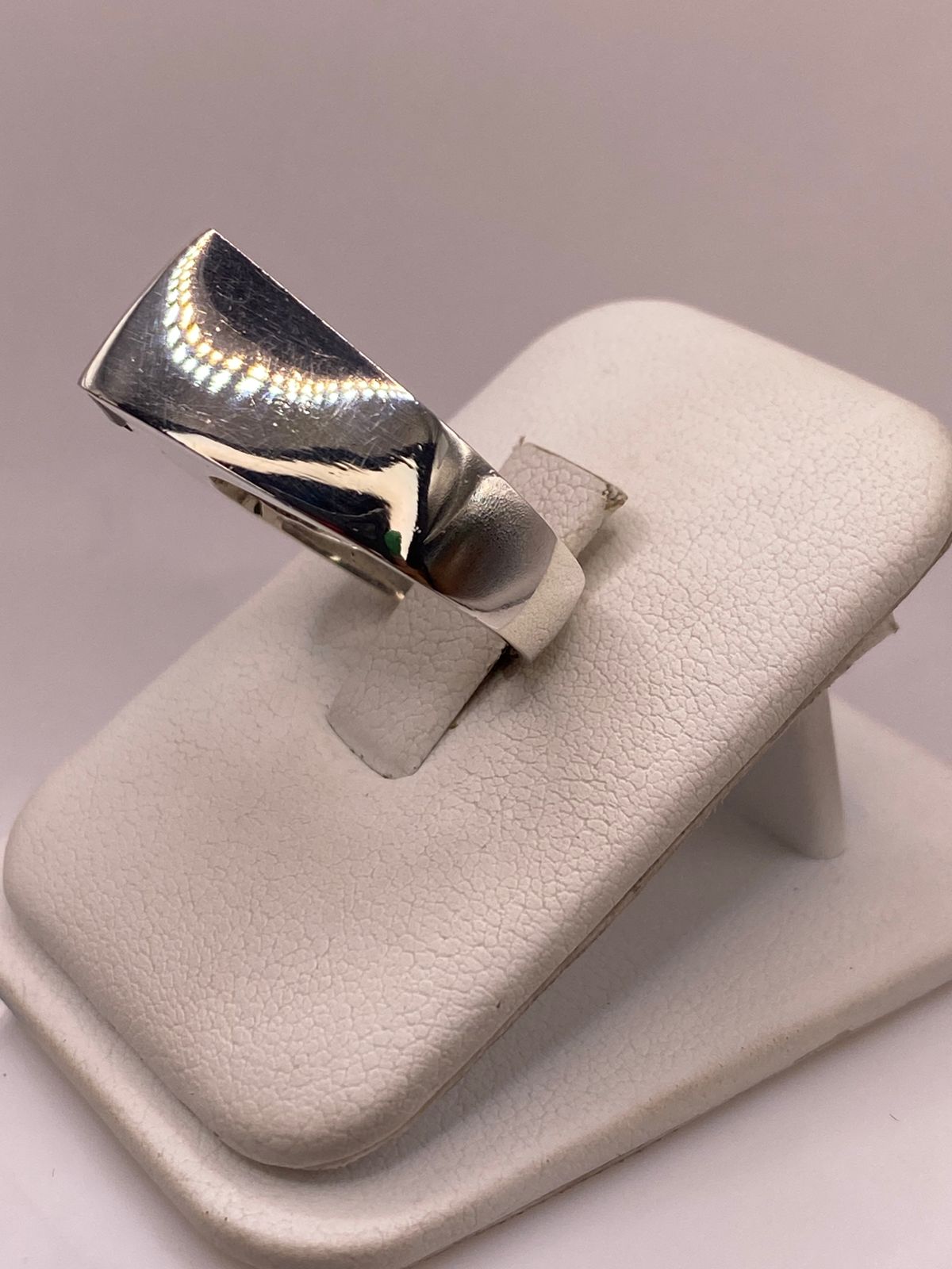 Anillo Elegante con Zirconia Negra y Detalles Brillantes en Plata Ley 925
