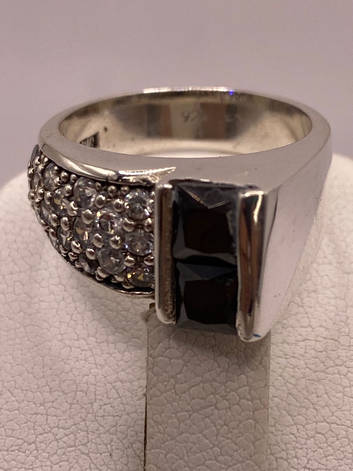 Anillo Elegante con Zirconia Negra y Detalles Brillantes en Plata Ley 925