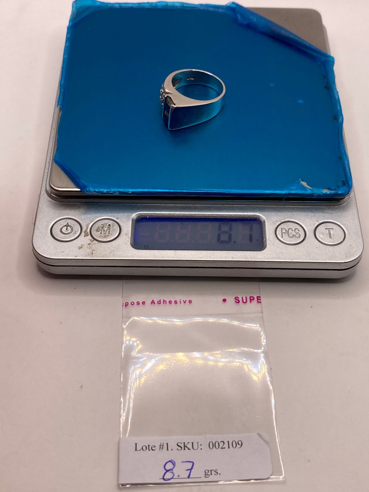 Anillo Elegante con Zirconia Negra y Detalles Brillantes en Plata Ley 925