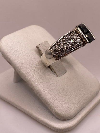 Anillo Elegante con Zirconia Negra y Detalles Brillantes en Plata Ley 925, vista lateral