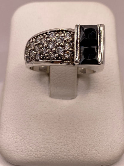 Anillo Elegante con Zirconia Negra y Detalles Brillantes en Plata Ley 925, vista frontal