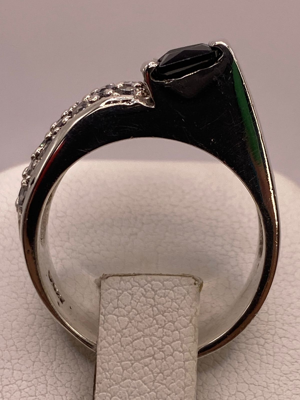 Anillo Elegante con Zirconia Negra y Detalles Brillantes en Plata Ley 925
