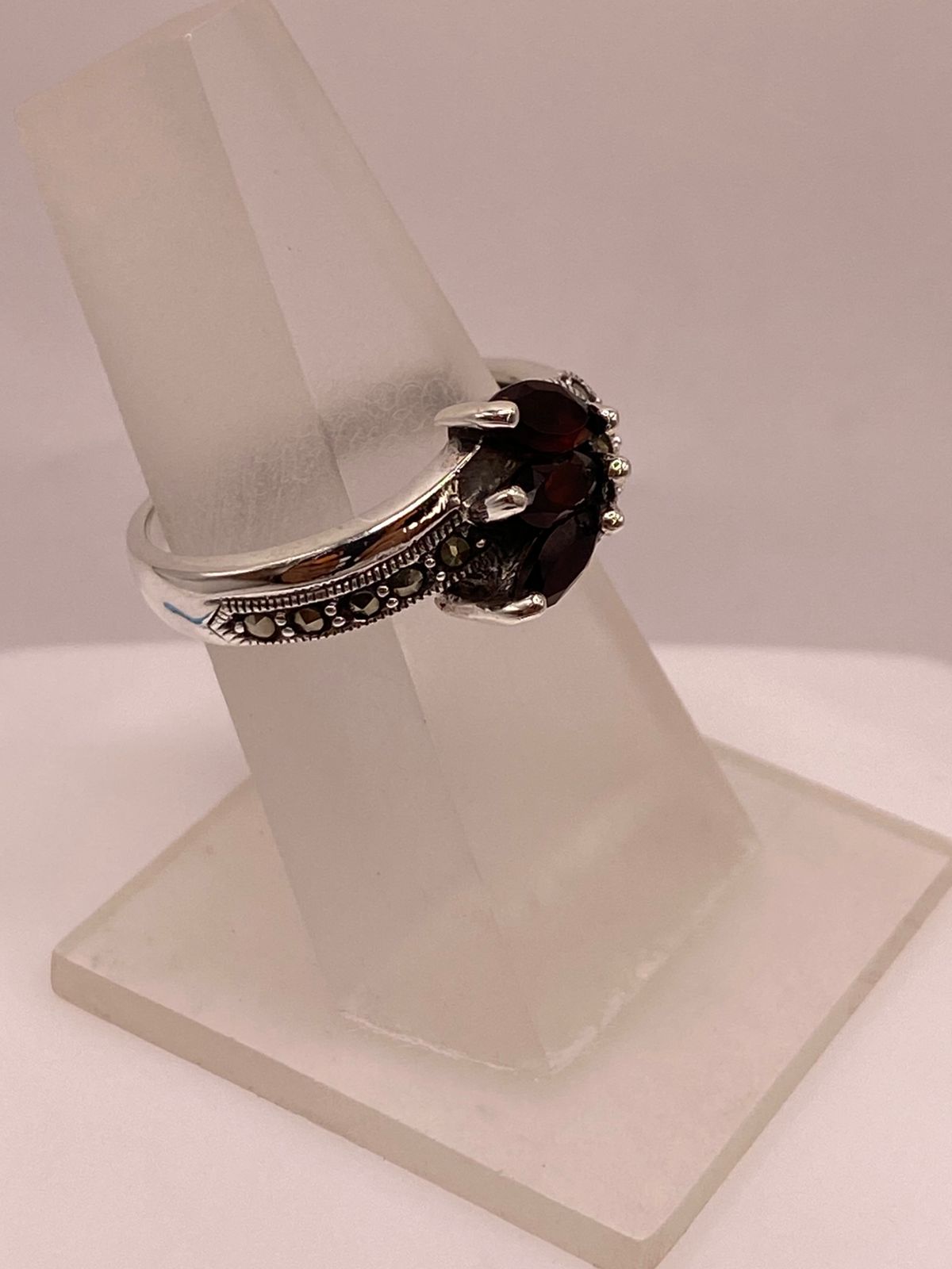 Anillo Elegante con Zirconia Roja y Marquesitas en Plata Ley 925