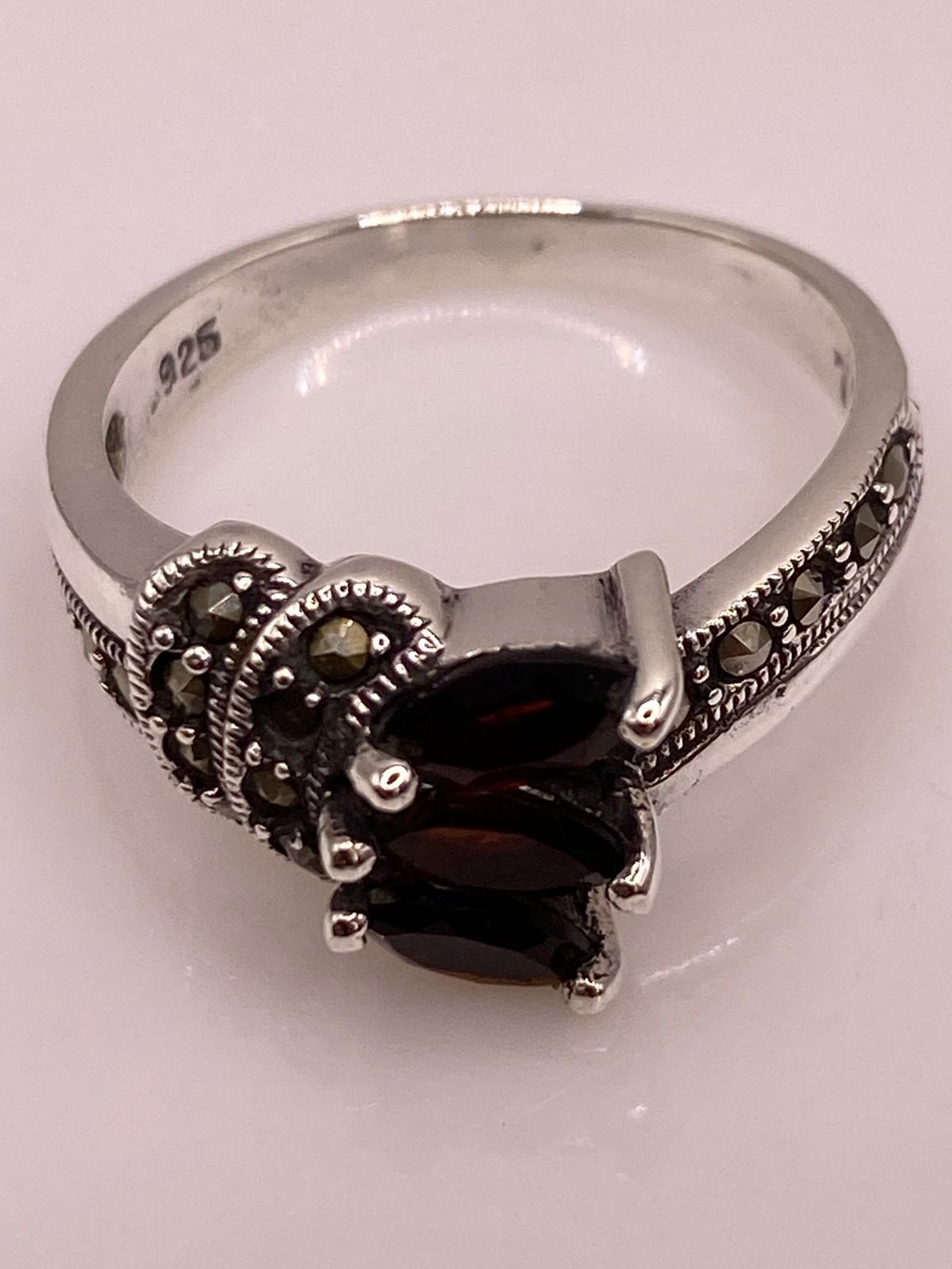 Anillo Elegante con Zirconia Roja y Marquesitas en Plata Ley 925