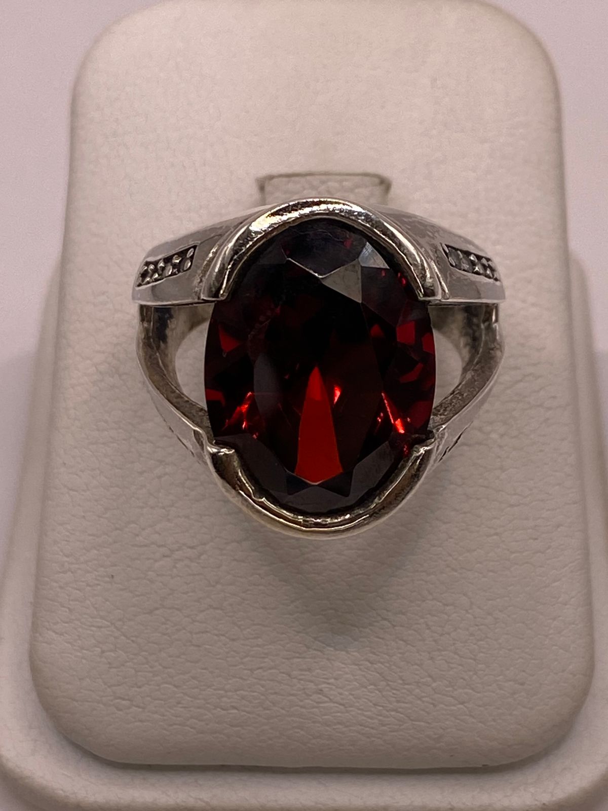 Anillo Elegante con Zirconia Rojo Oscuro en Plata Ley 925
