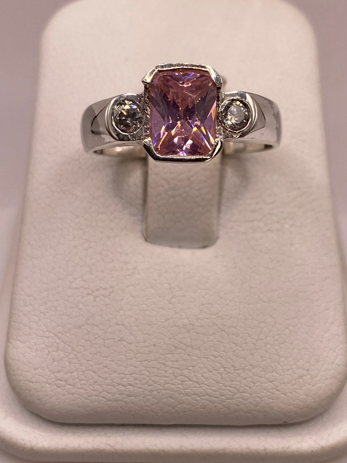 Anillo Elegante con Zirconia Rosa en Plata Ley 925