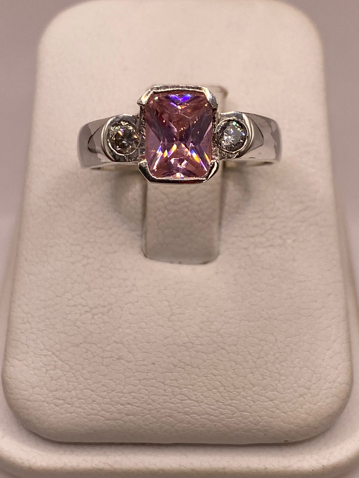 Anillo Elegante con Zirconia Rosa en Plata Ley 925